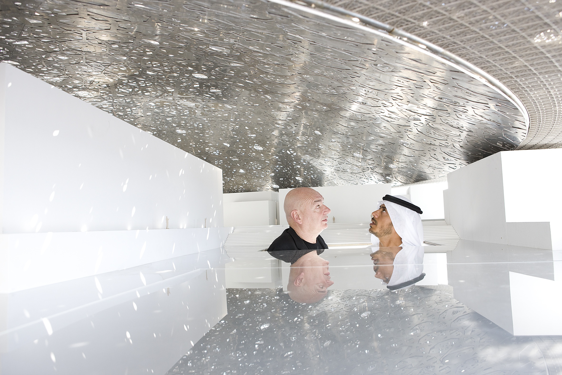 jean_nouvel_and_he_sheikh_sultan_-_under_mock_up_dome_1