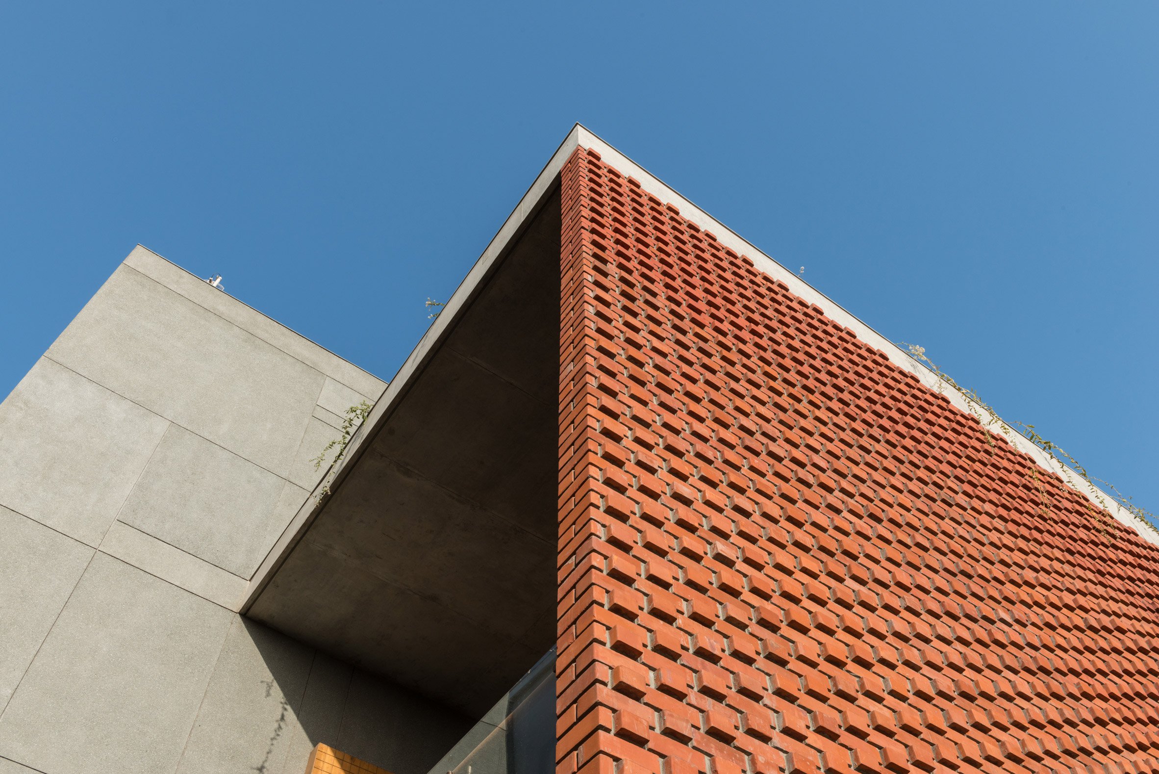 Une façade en brique complexe par Design Maroc