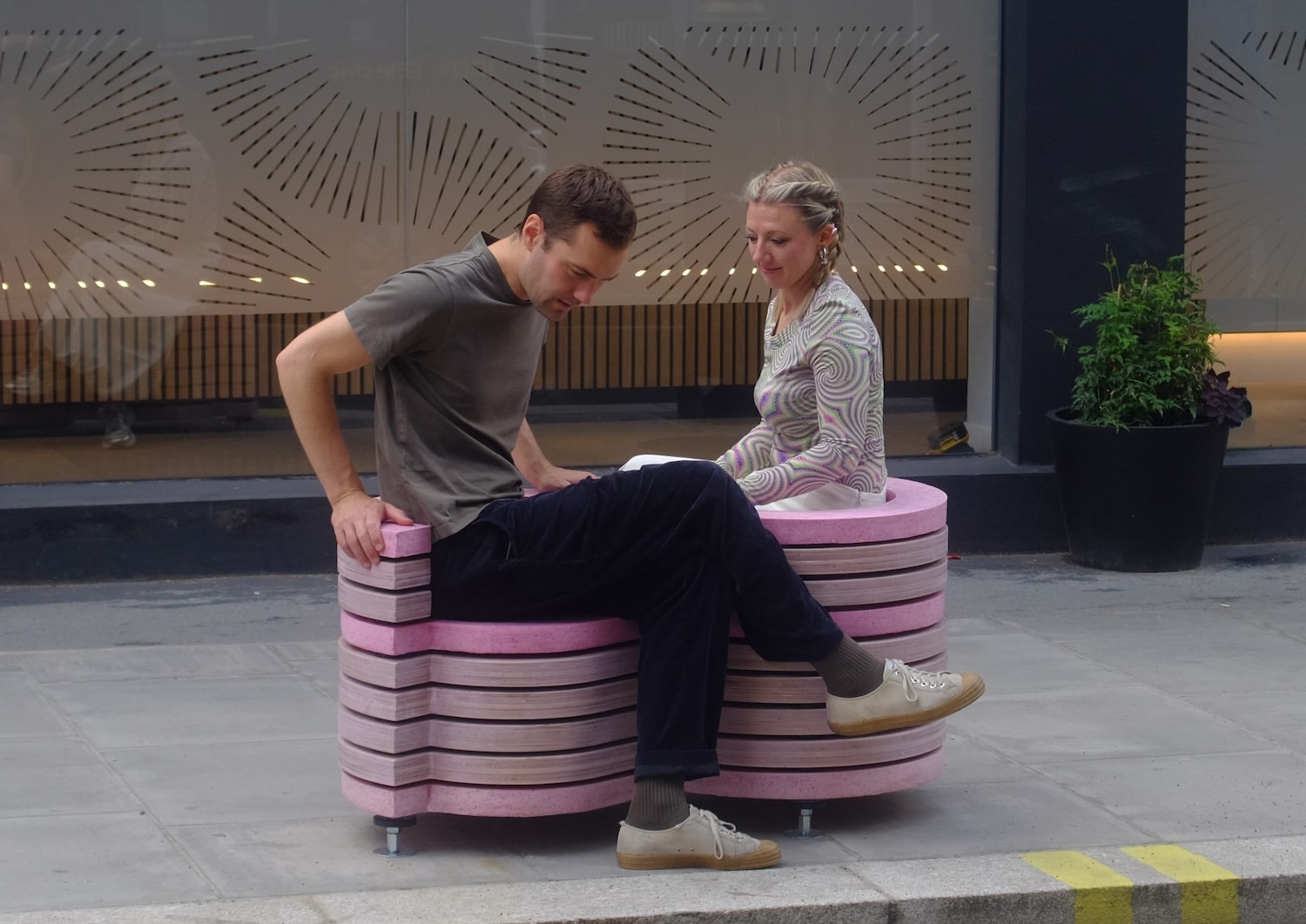 Leftovers Loveseat : le banc public par Marie-Louise Jones
