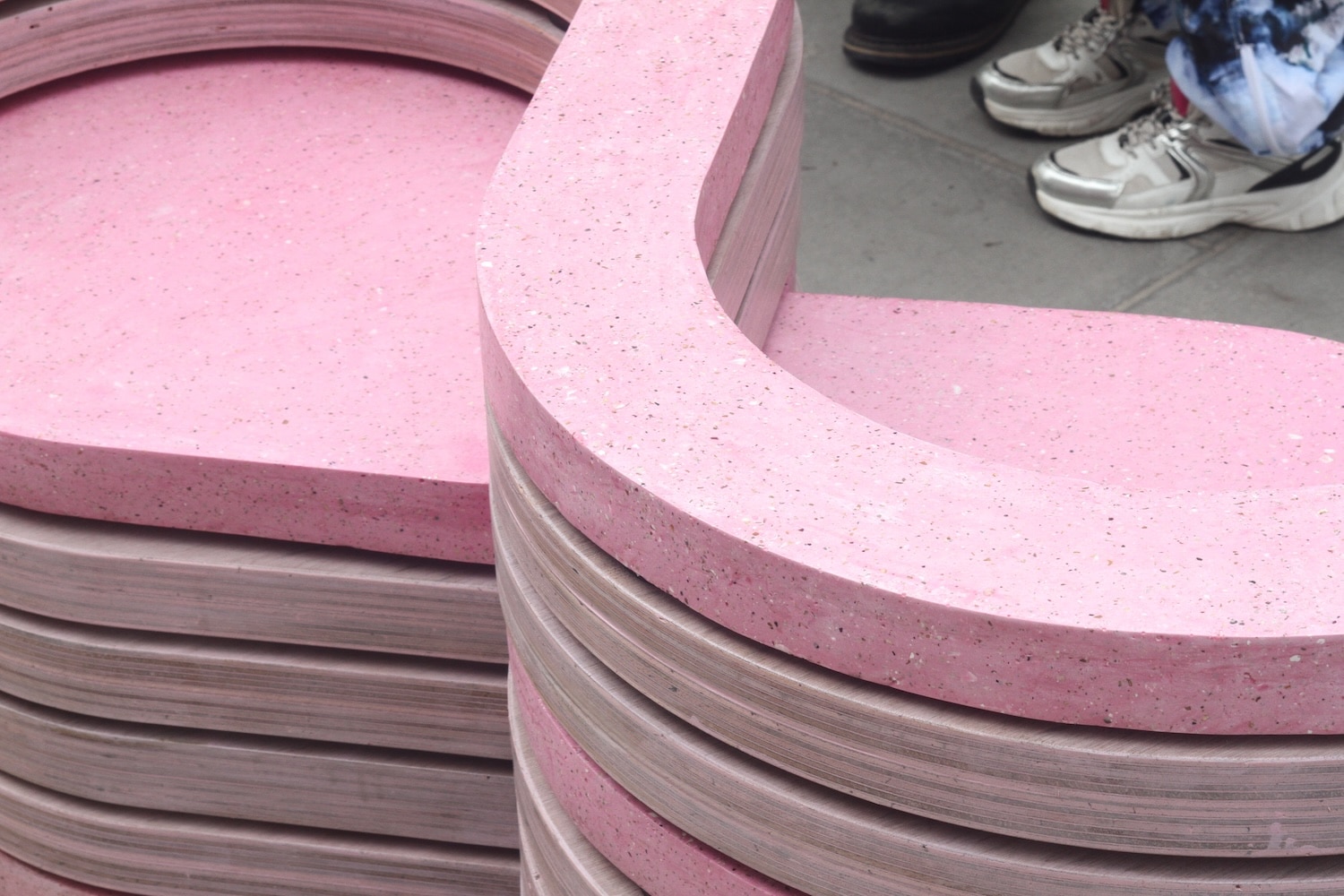 Leftovers Loveseat : le banc public par Marie-Louise Jones