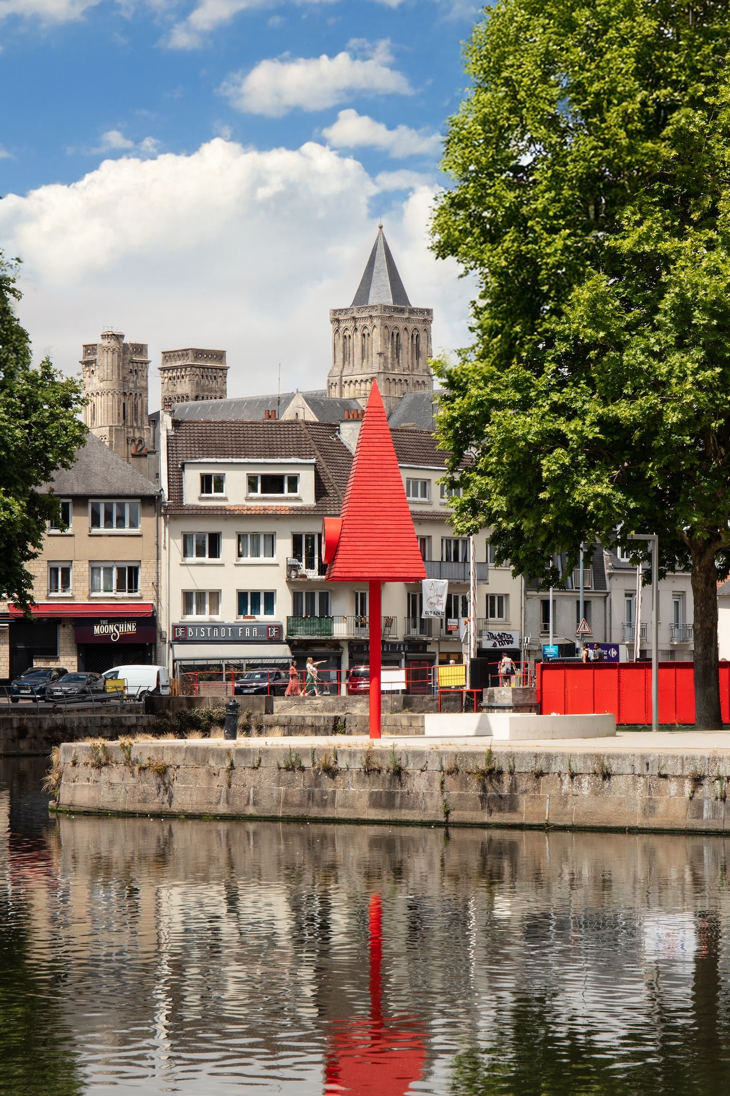 Le 101ᵉ clocher de Caen : signal rouge pour un nouveau chapitre urbain Le 101ᵉ clocher de Caen : signal rouge pour un nouveau chapitre urbain