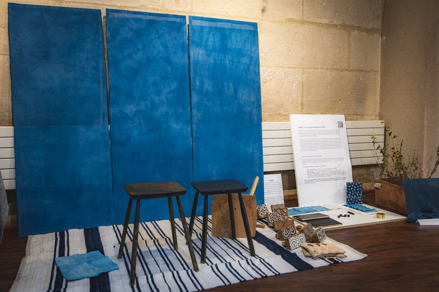 Teintures naturelles au cœur du cognac, un dialogue entre la terre, l’artisanat et le temps. Teintures naturelles au cœur du cognac, un dialogue entre la terre, l’artisanat et le temps.