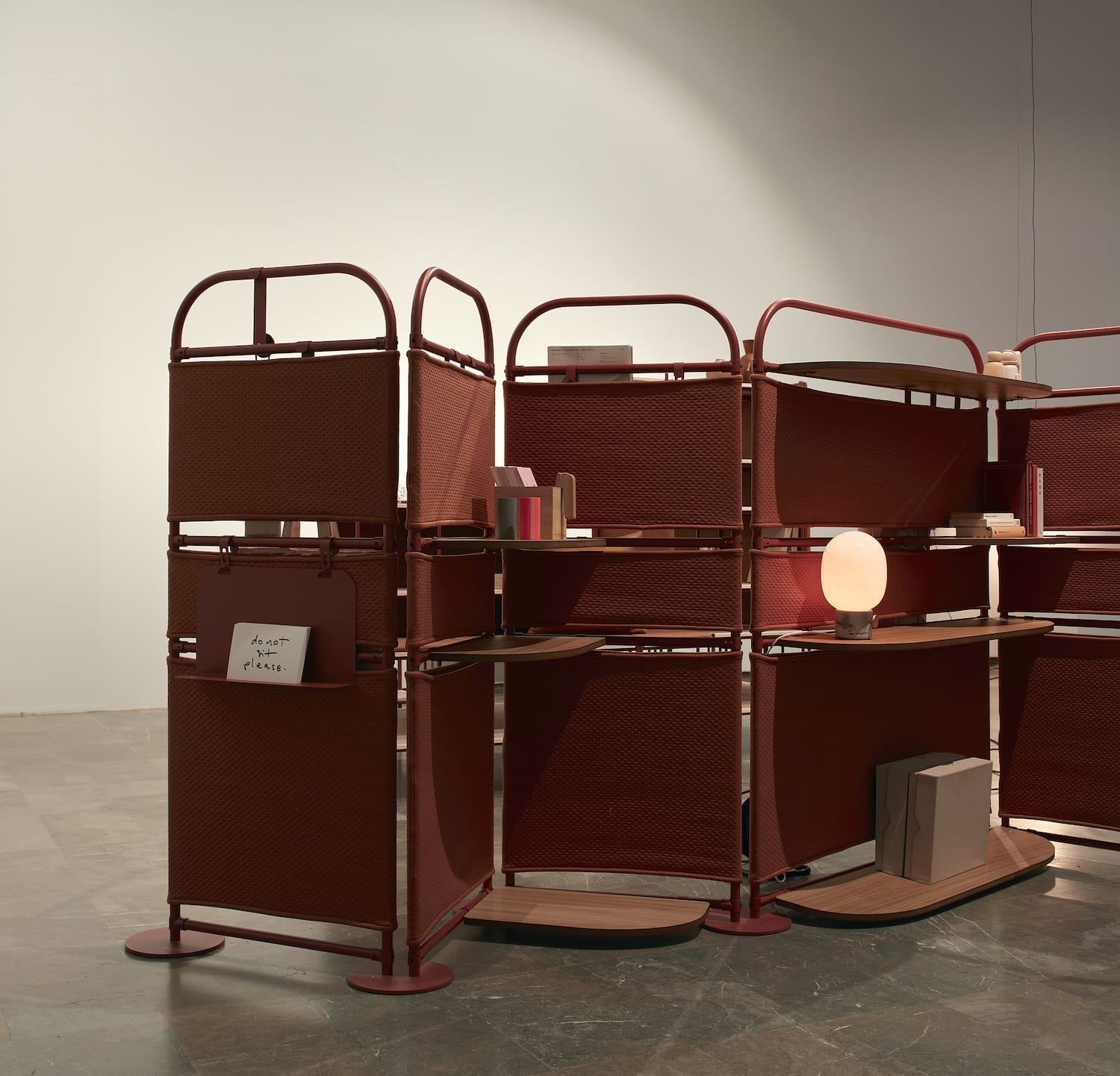 Ola par Silvia Ceñal pour Ondarreta : la cloison de bureau augmentée