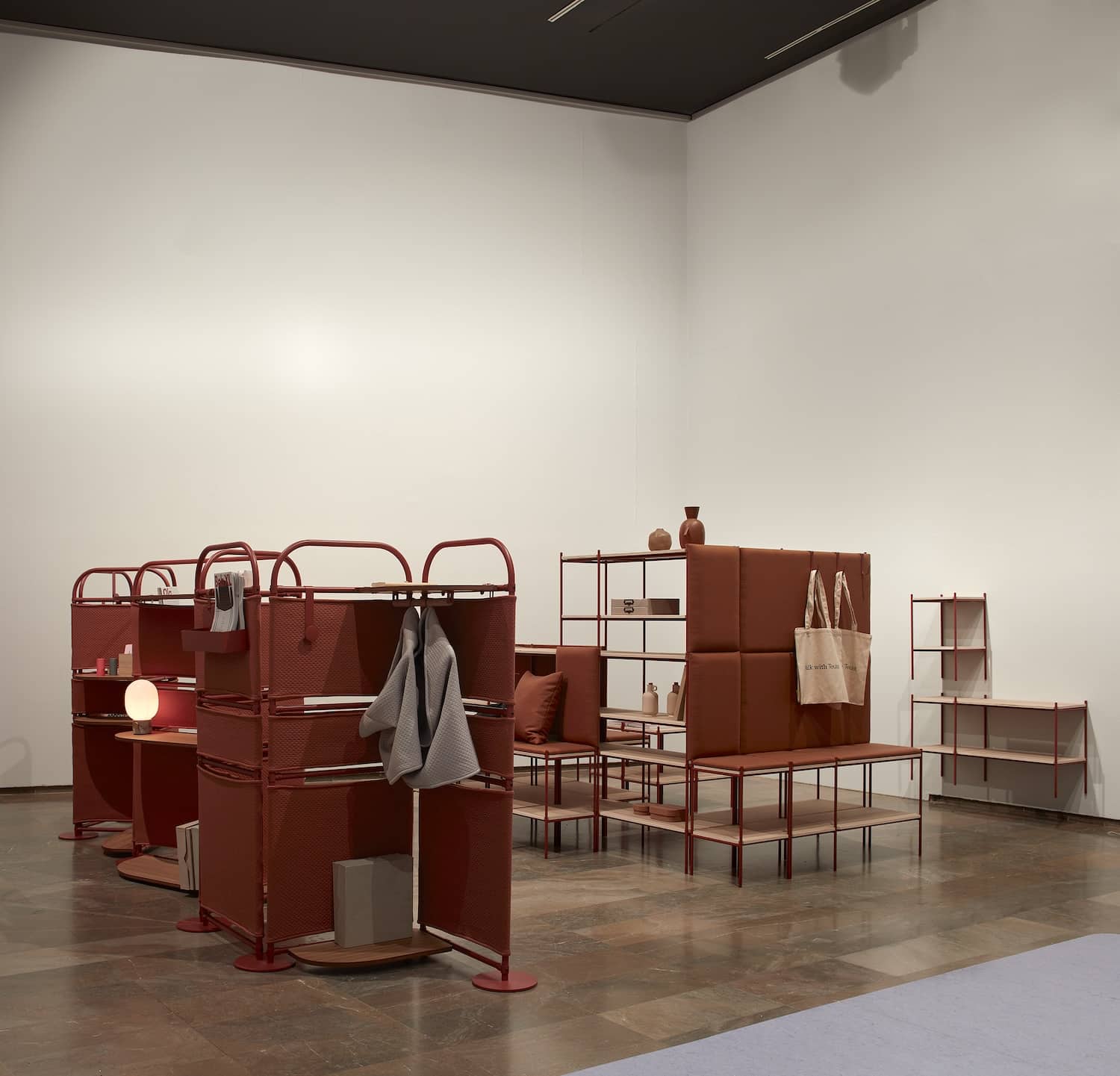 Ola par Silvia Ceñal pour Ondarreta : la cloison de bureau augmentée