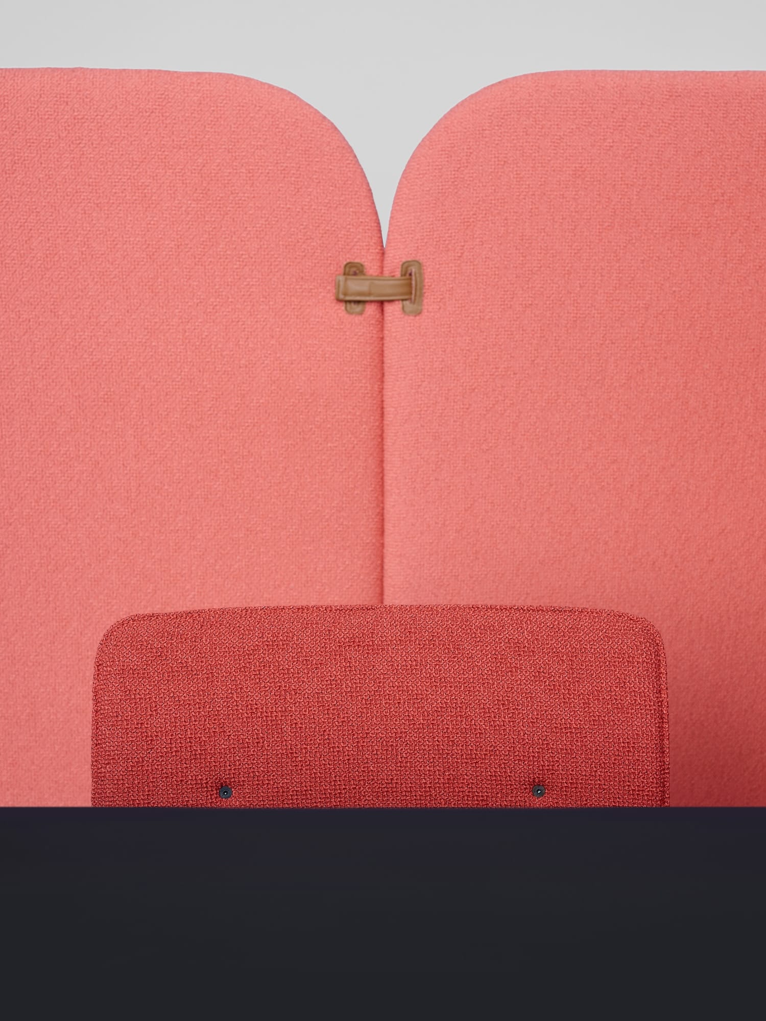 Ola par Silvia Ceñal pour Ondarreta : la cloison de bureau augmentée