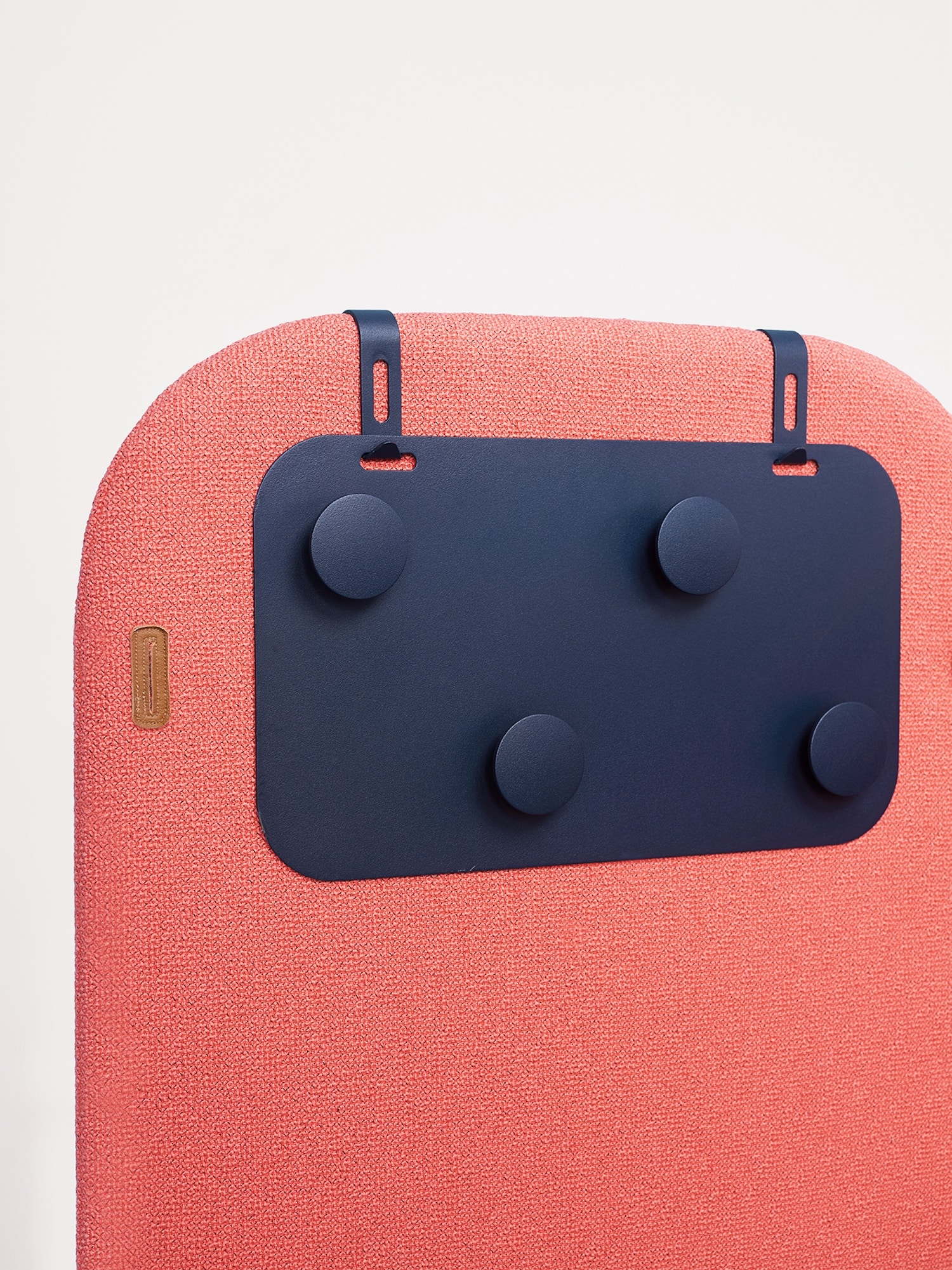 Ola par Silvia Ceñal pour Ondarreta : la cloison de bureau augmentée