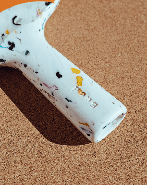 PONG : une raquette de ping-pong réinventée à partir de plastique recyclé
