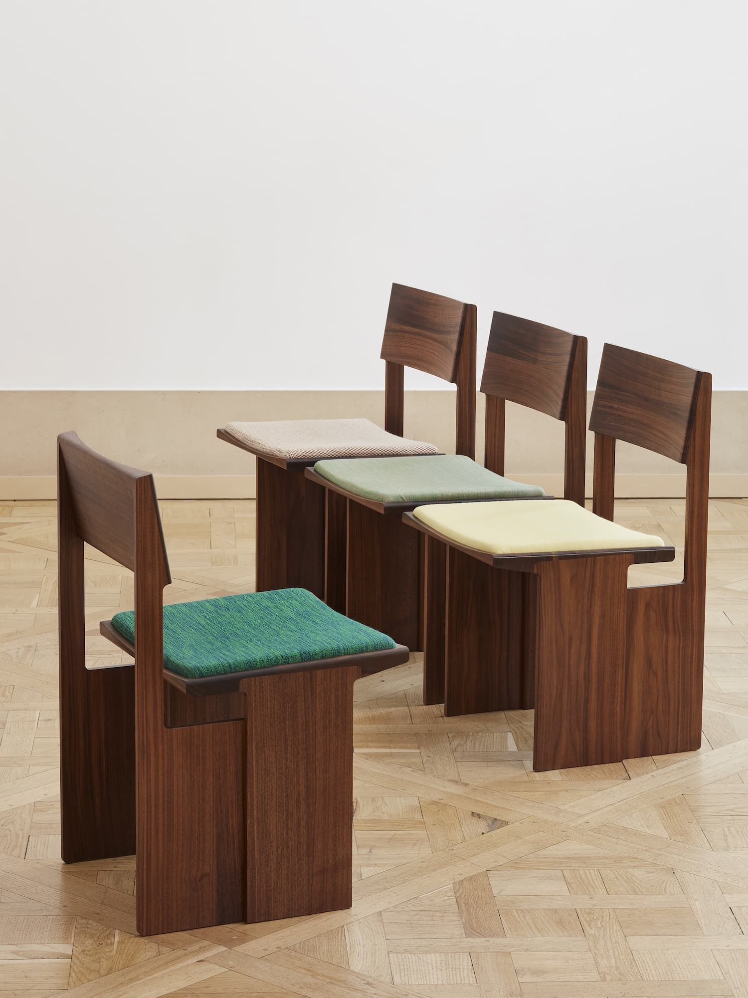 BrichetZiegler Drift : l'art du porte-à-faux dans une chaise en bois