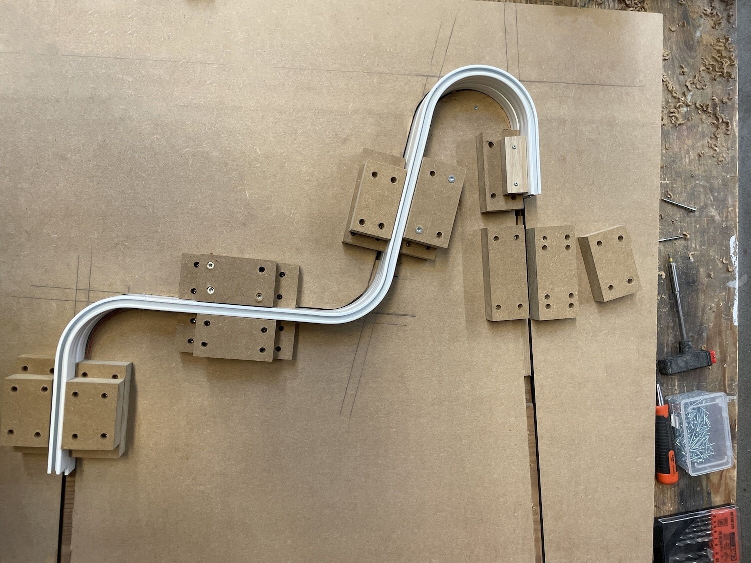 Slide Chair : donner une seconde vie aux rails de rideaux