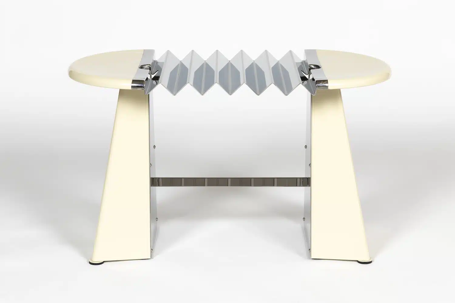 55 regards de créateurs sur le tabouret de Jean Prouvé : vente aux enchères de La Source Garouste 55 regards de créateurs sur le tabouret de Jean Prouvé : vente aux enchères de La Source Garouste