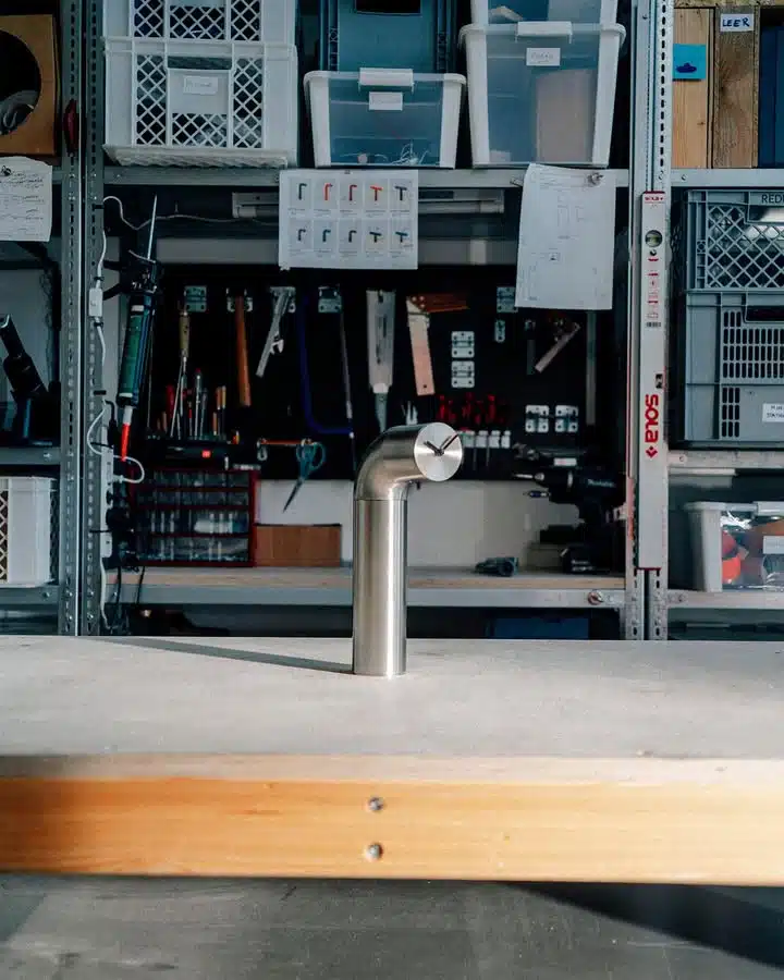 Pièce brutale : le Stadia Clock au cœur de la Handrail Series