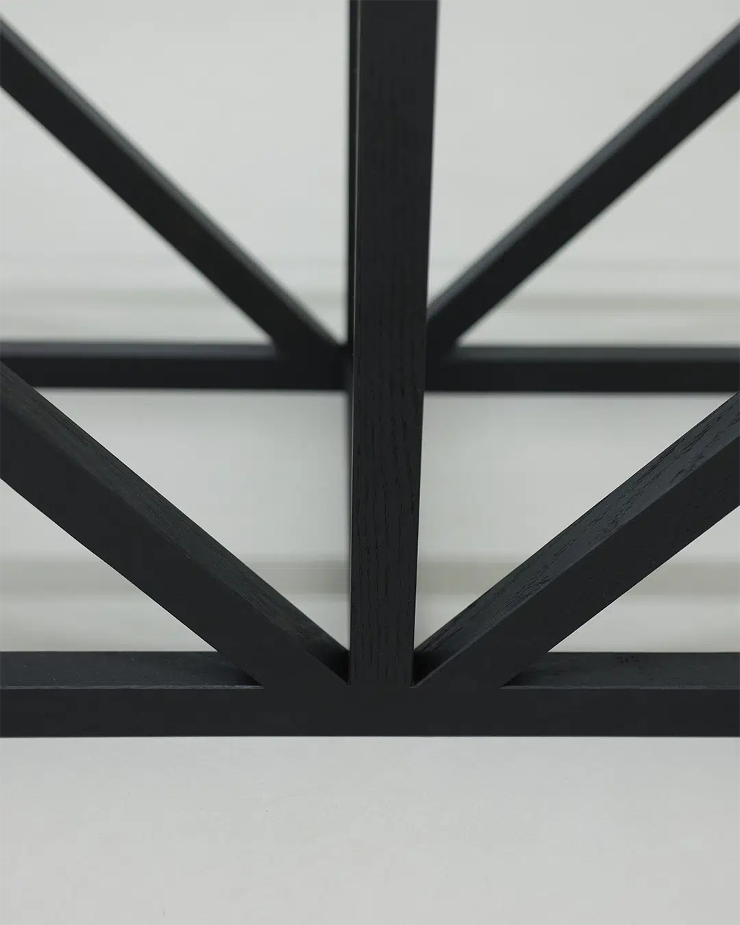 Chaise Gang : Une assise sur base de treillis triangulaires signée GANG Studio