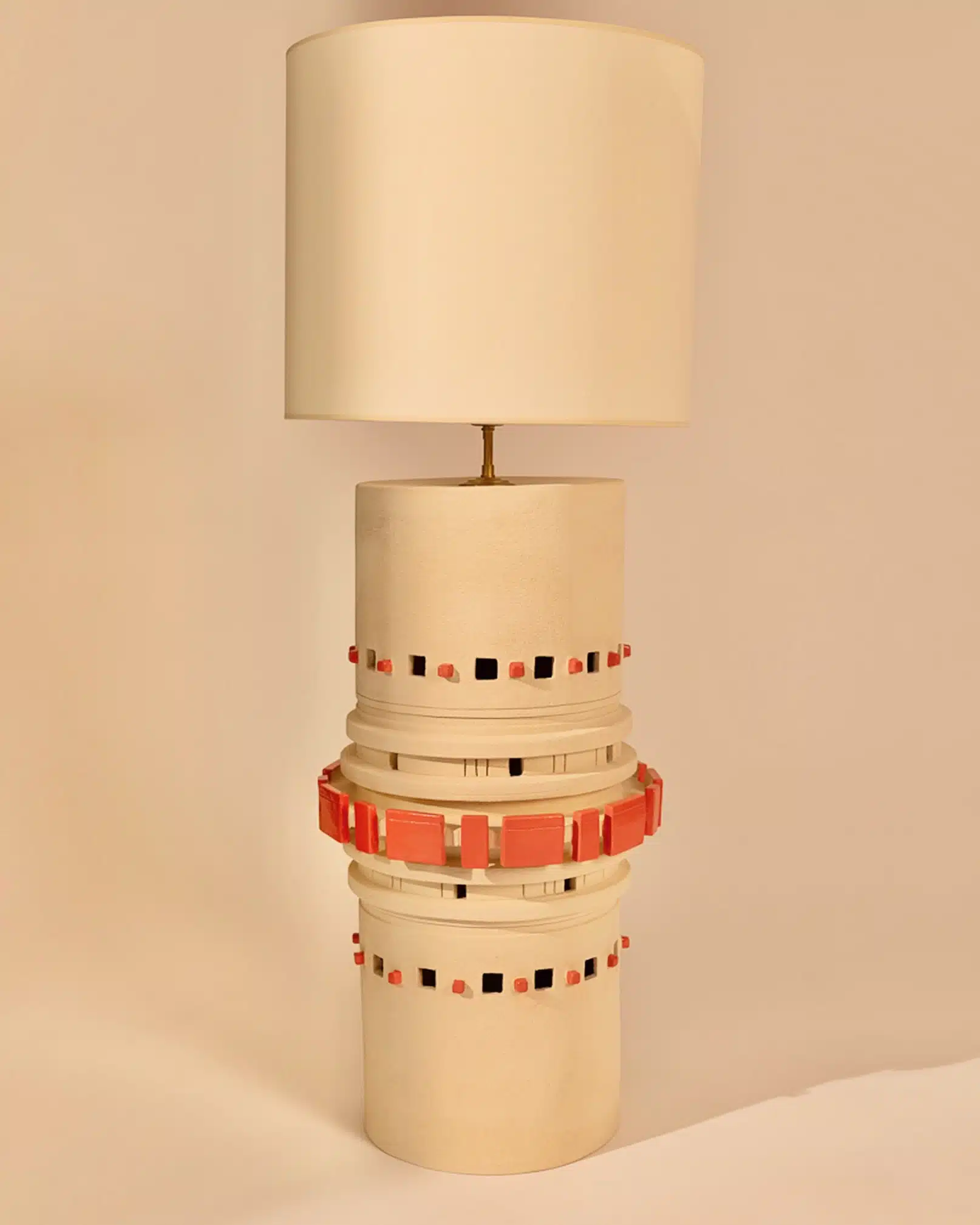 Quand la matière inspire la lumière : la céramique sculpturale de Marjorie Waks