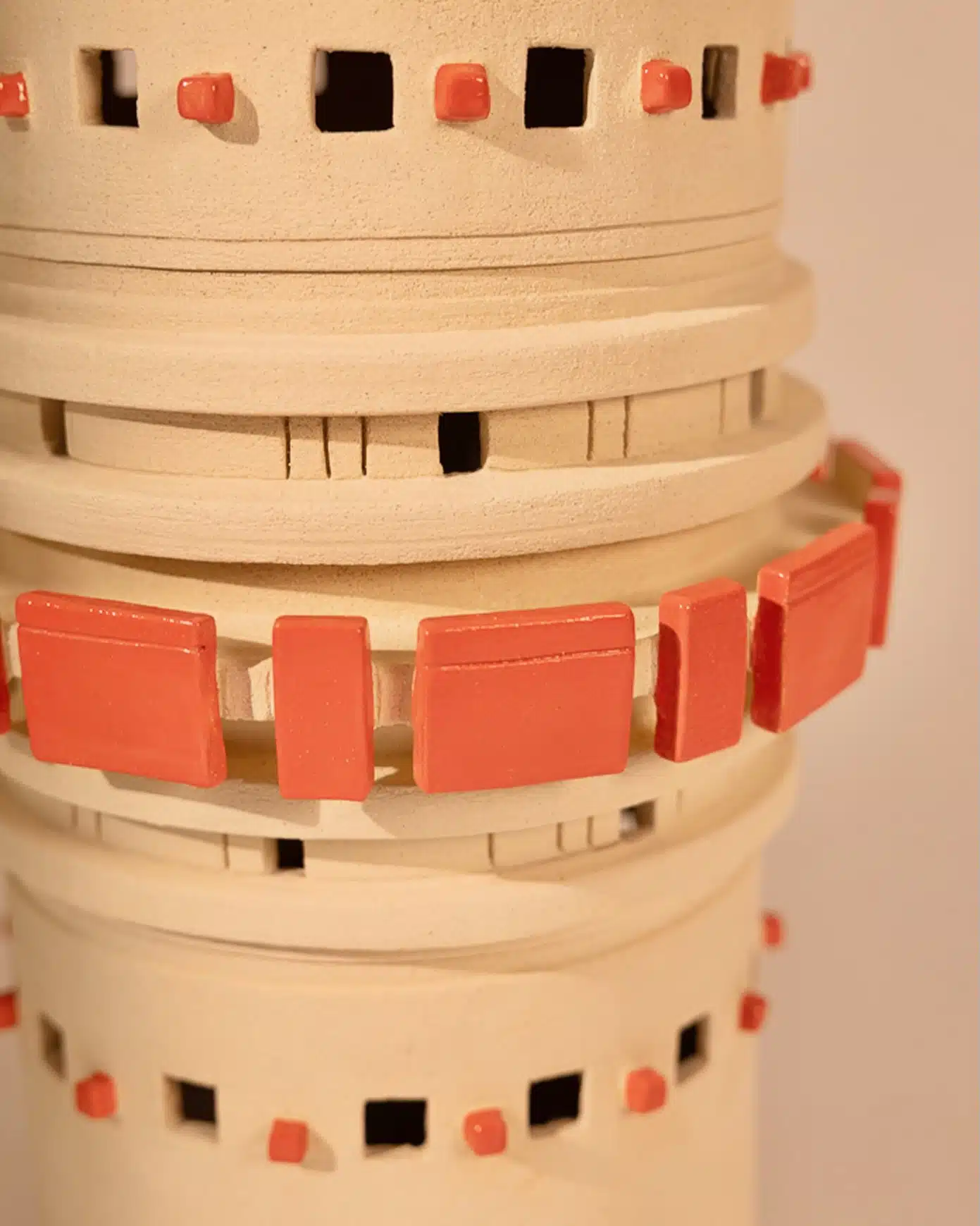 Quand la matière inspire la lumière : la céramique sculpturale de Marjorie Waks