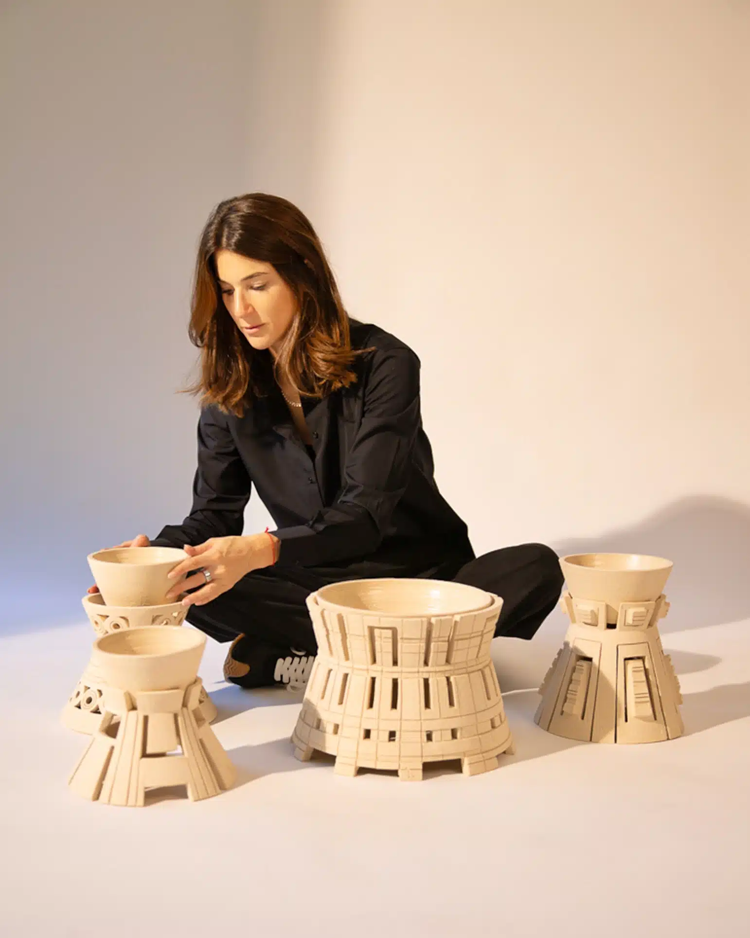 Quand la matière inspire la lumière : la céramique sculpturale de Marjorie Waks