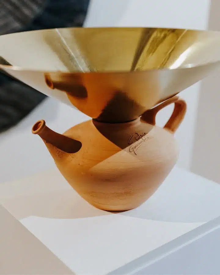 Clara Rivière revisite la Pegarra basque : quand l'argile et le laiton célèbrent le rituel de l'eau