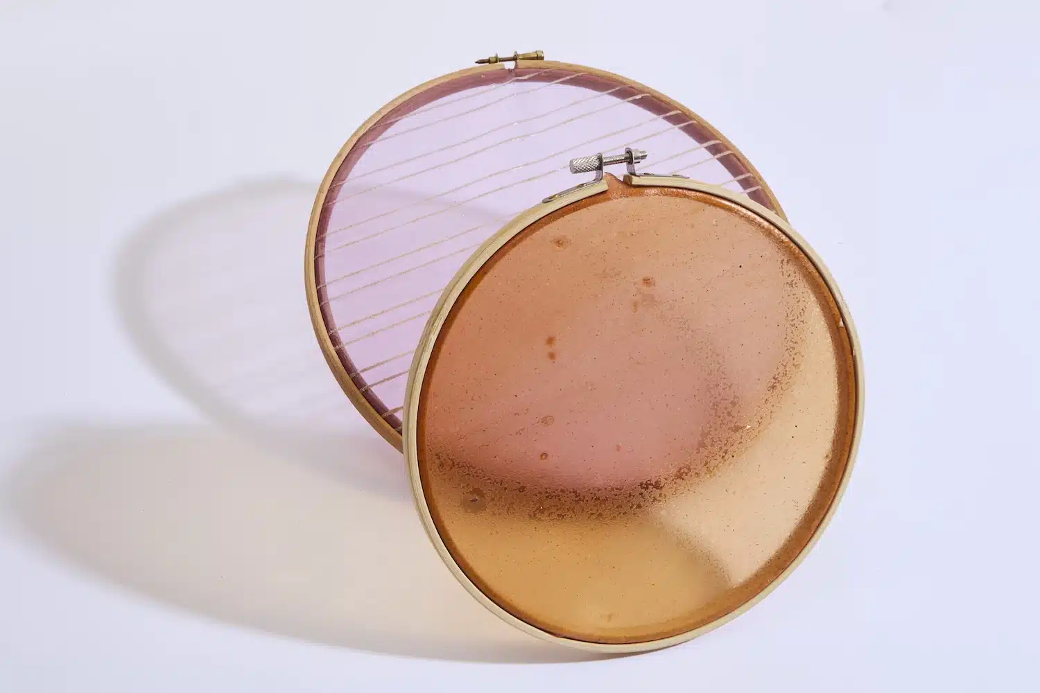 Byssus : quand les déchets mytilicoles deviennent biomatériaux lumineux chez hors-studio