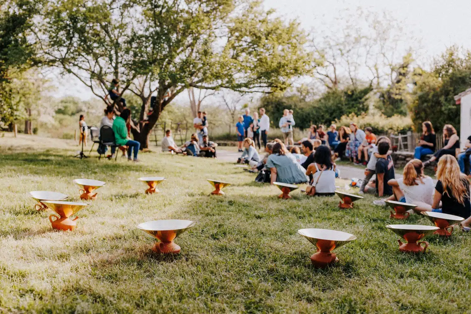 Clara Rivière revisite la Pegarra basque : quand l'argile et le laiton célèbrent le rituel de l'eau
