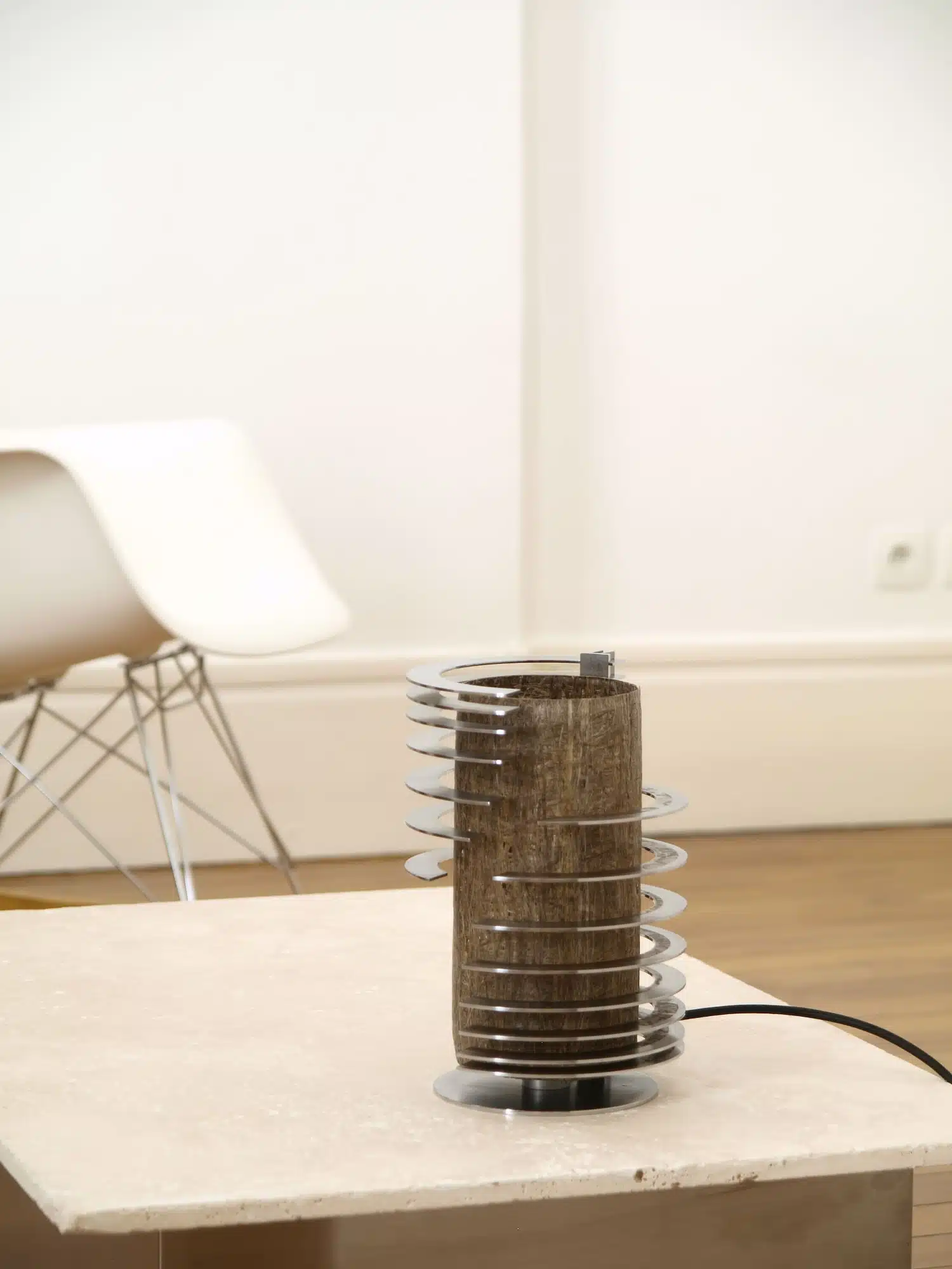 Chanvre et acier : Atelier DAMA façonne la lumière