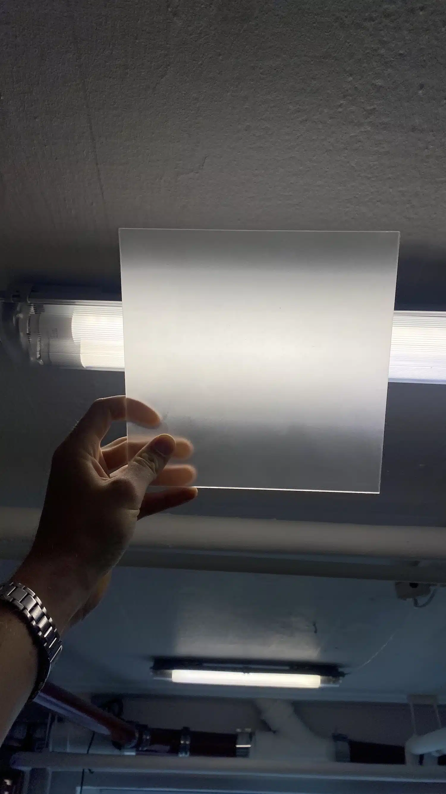 Design danois : Kasper Kyster présente Strata, des luminaires modulaires où l'acier rencontre l'acrylique givré