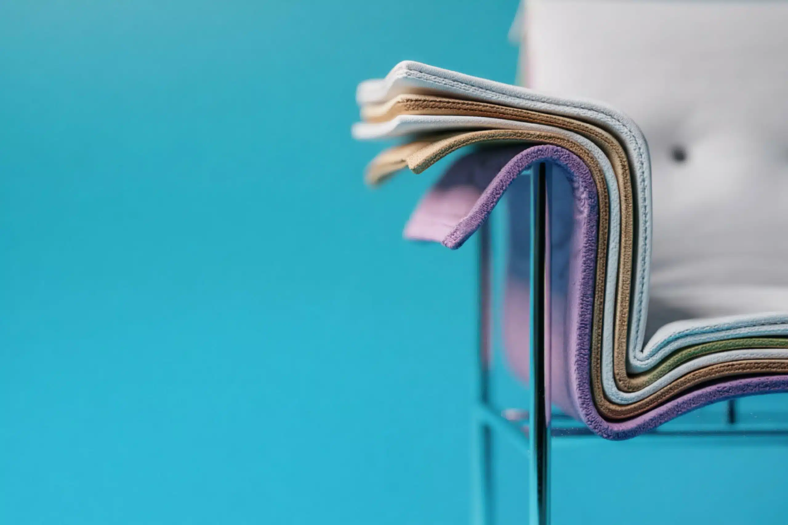 Quand le nuancier devient chaise : Kartela célèbre la superposition textile