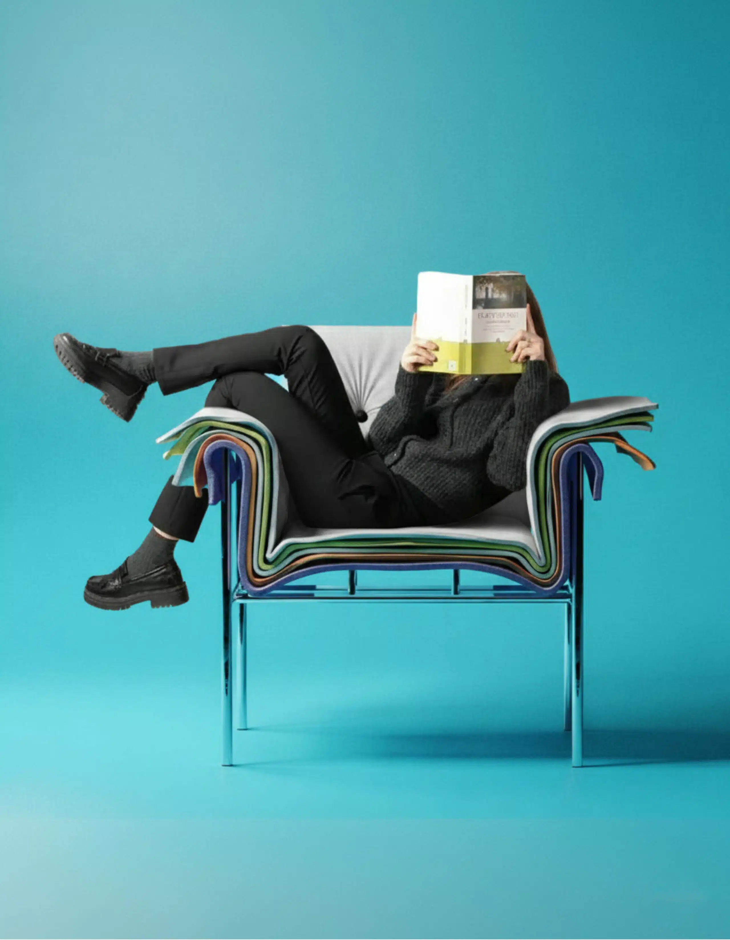 Quand le nuancier devient chaise : Kartela célèbre la superposition textile