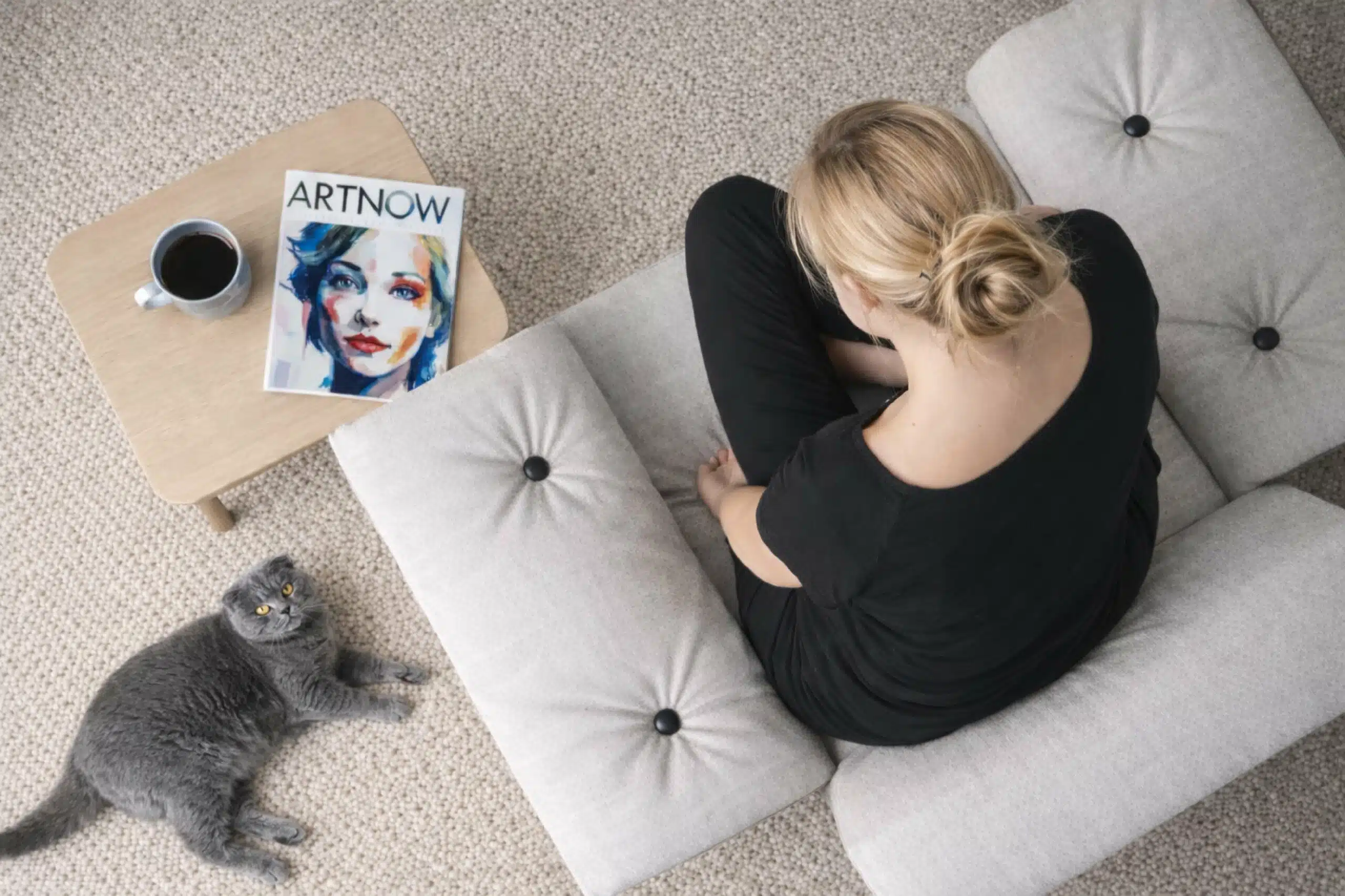 Quand le nuancier devient chaise : Kartela célèbre la superposition textile