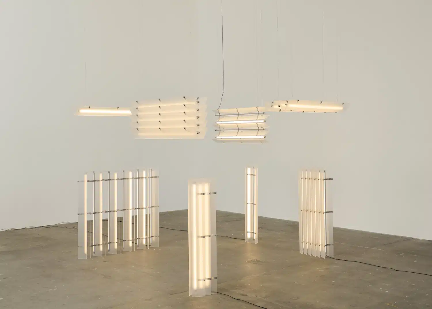 Design danois : Kasper Kyster présente Strata, des luminaires modulaires où l'acier rencontre l'acrylique givré