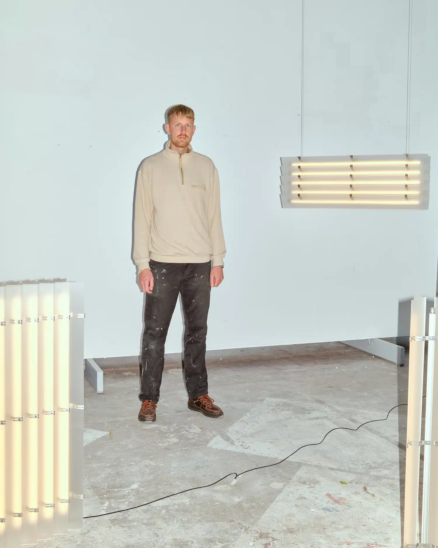 Design danois : Kasper Kyster présente Strata, des luminaires modulaires où l'acier rencontre l'acrylique givré