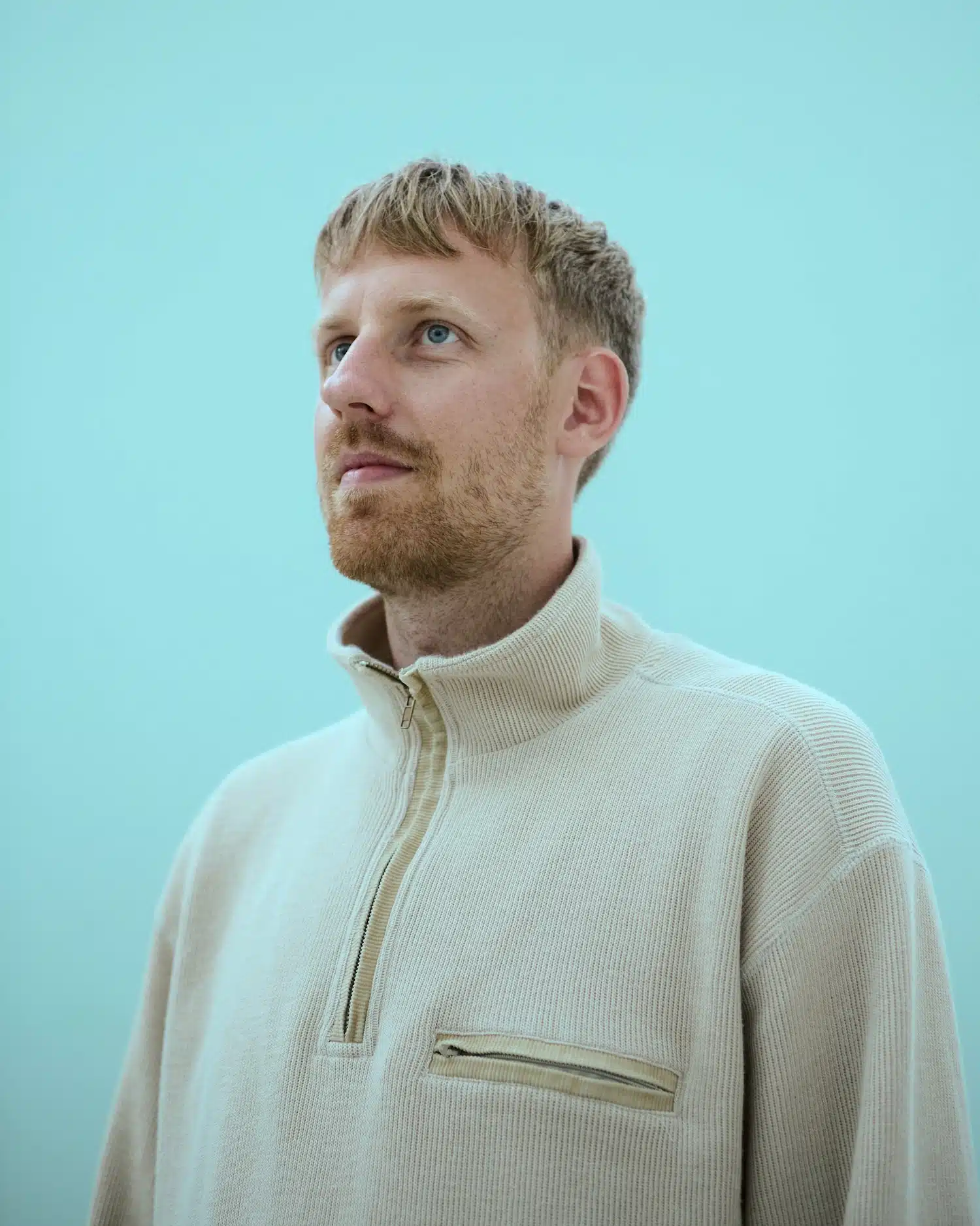 Design danois : Kasper Kyster présente Strata, des luminaires modulaires où l'acier rencontre l'acrylique givré