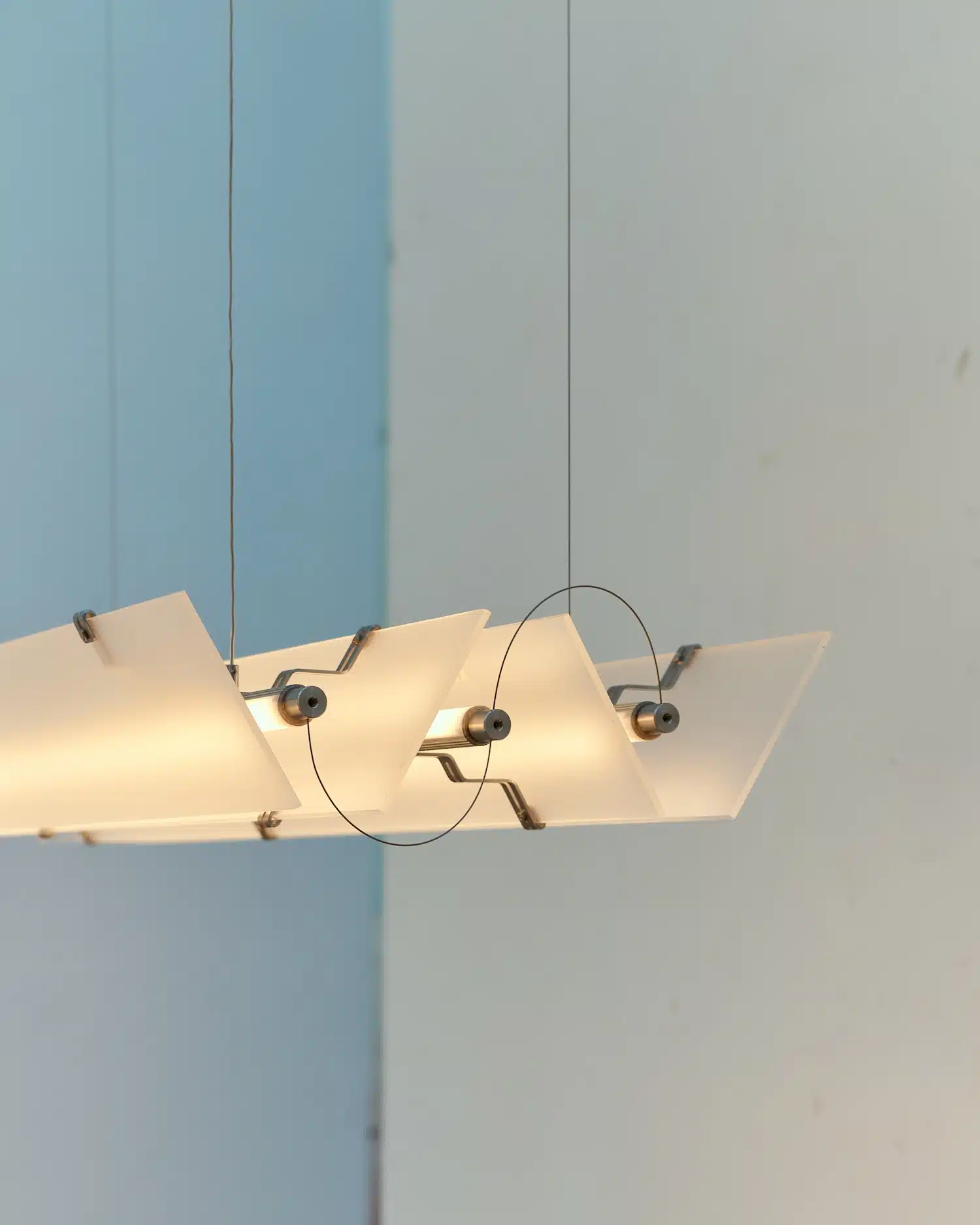 Design danois : Kasper Kyster présente Strata, des luminaires modulaires où l'acier rencontre l'acrylique givré