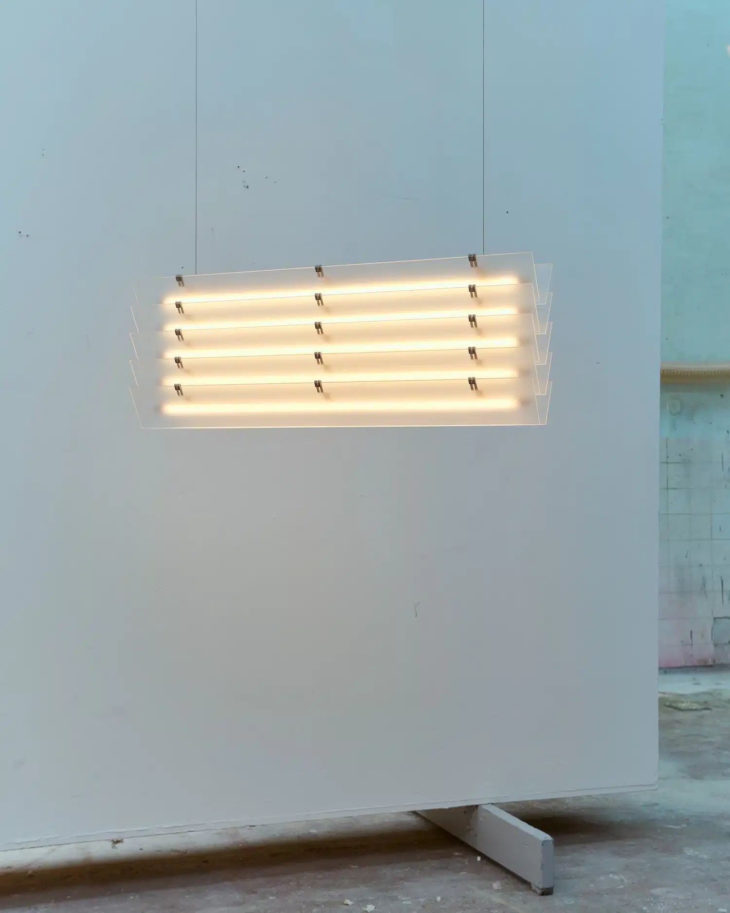 Design danois : Kasper Kyster présente Strata, des luminaires modulaires où l'acier rencontre l'acrylique givré