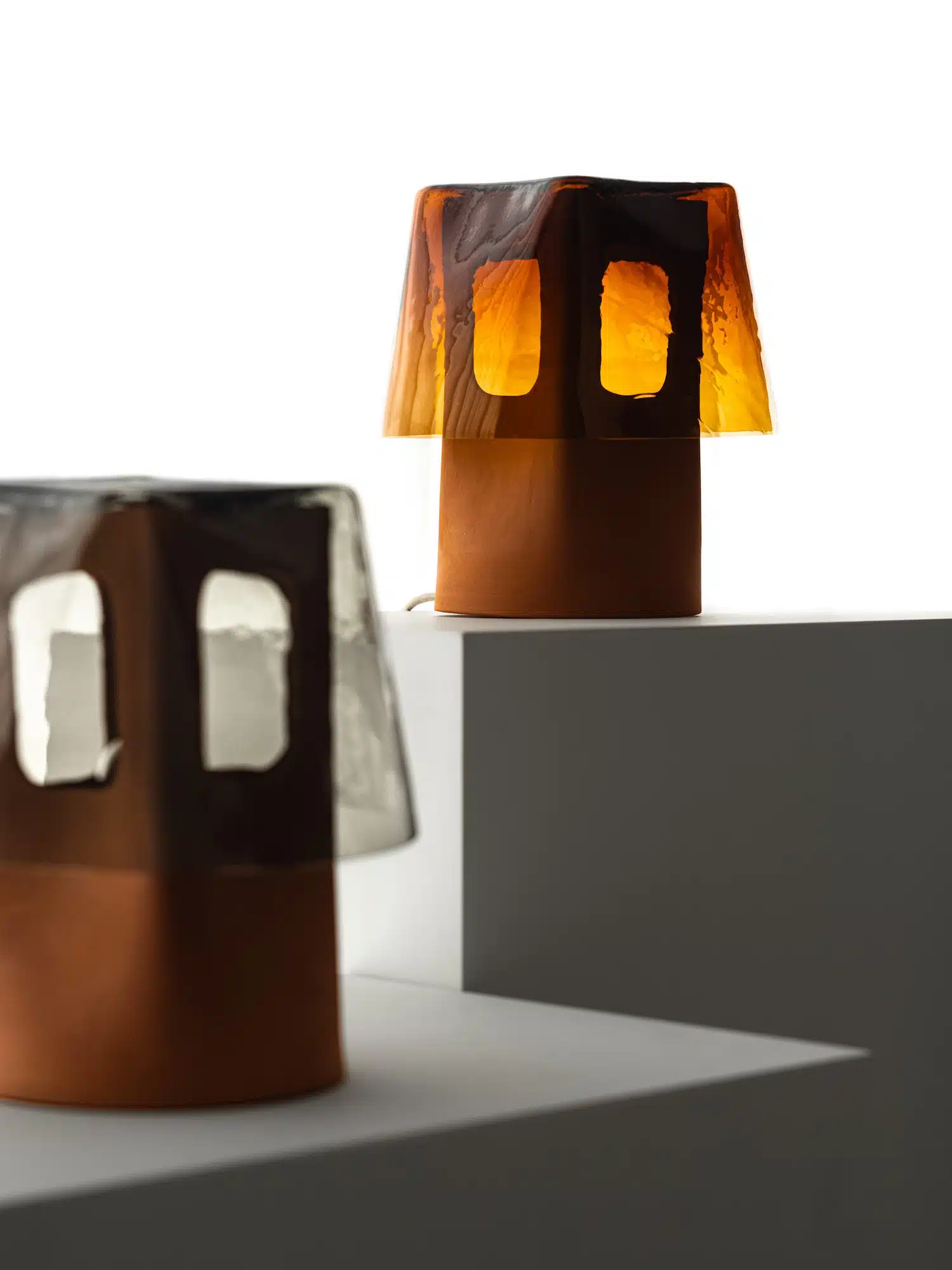 Luis Gimeno sculpte la lumière avec Mesia, entre tradition céramique et verre artisanal