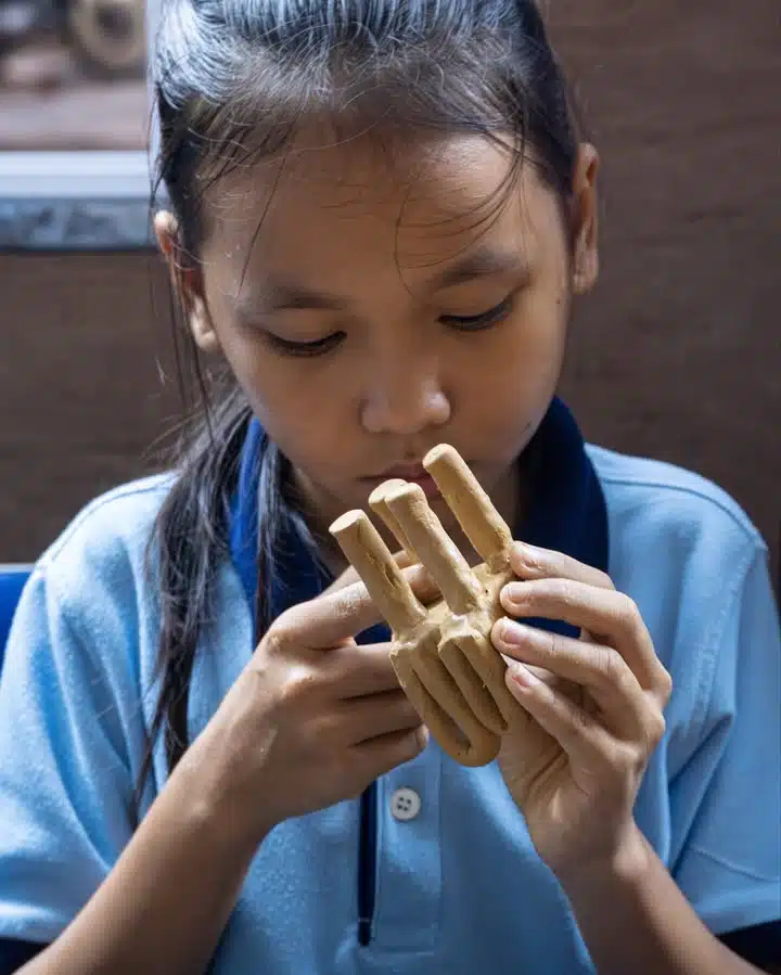 Dessiner sa propre chaise puis s'asseoir dessus : le projet participatif qui réunit design et pédagogie au Cambodge