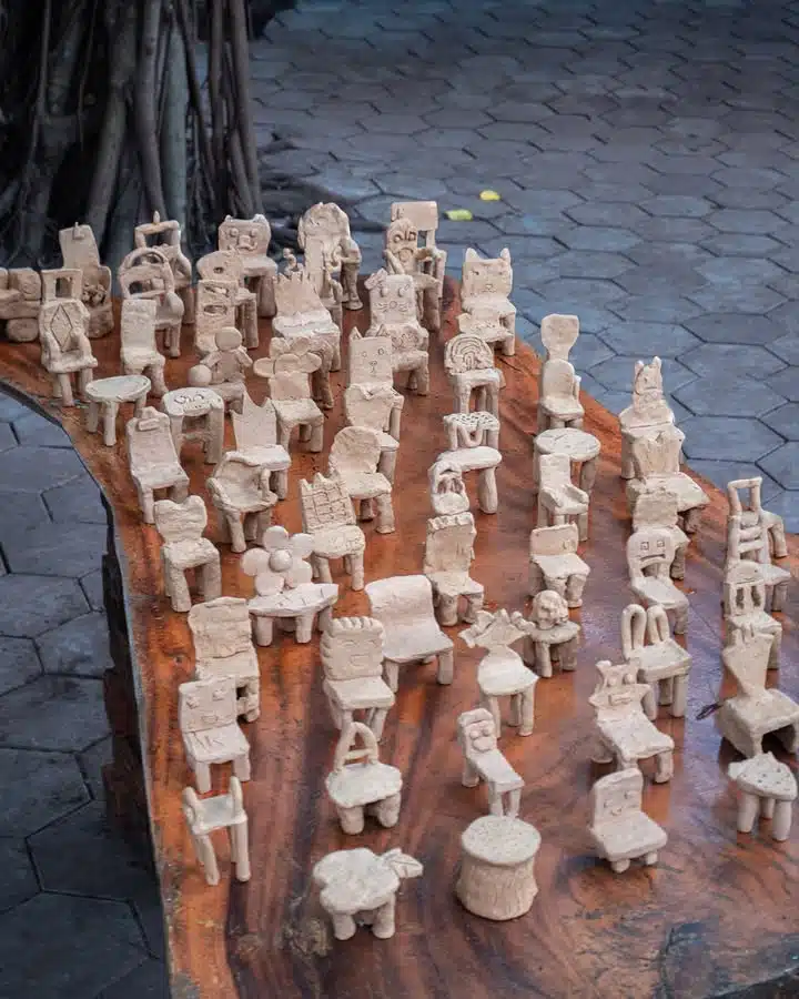 Dessiner sa propre chaise puis s'asseoir dessus : le projet participatif qui réunit design et pédagogie au Cambodge