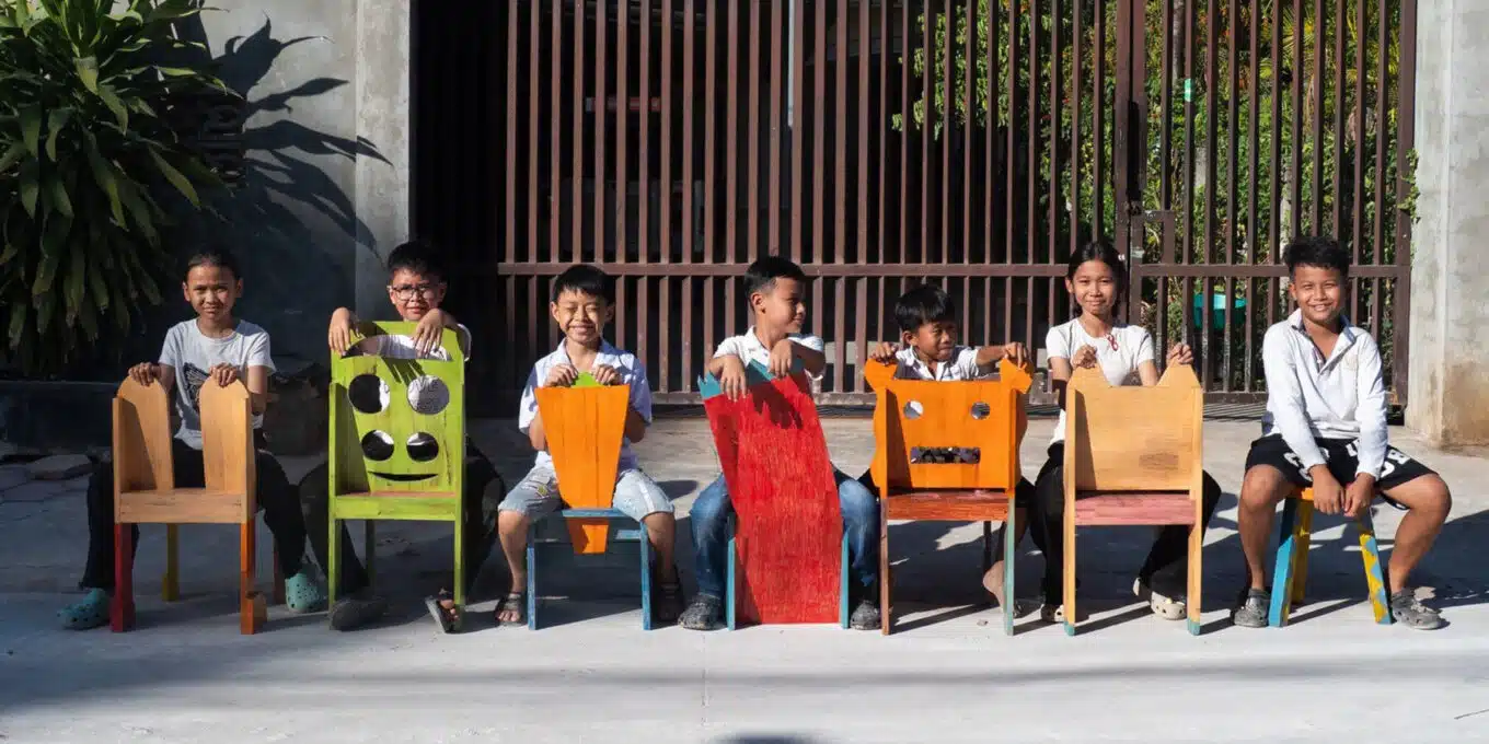 Dessiner sa propre chaise puis s'asseoir dessus : le projet participatif qui réunit design et pédagogie au Cambodge