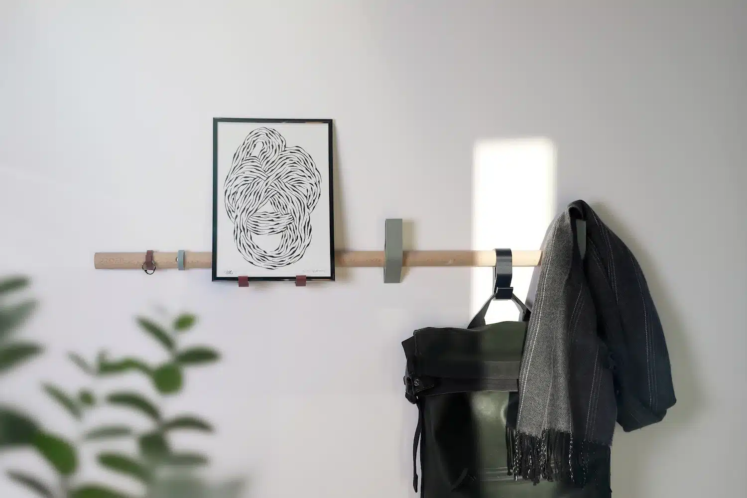 Entreautre transforme le rail mural en système de rangement évolutif avec PROFIL