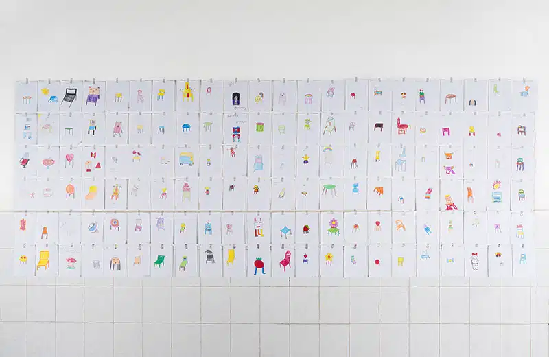 Dessiner sa propre chaise puis s'asseoir dessus : le projet participatif qui réunit design et pédagogie au Cambodge