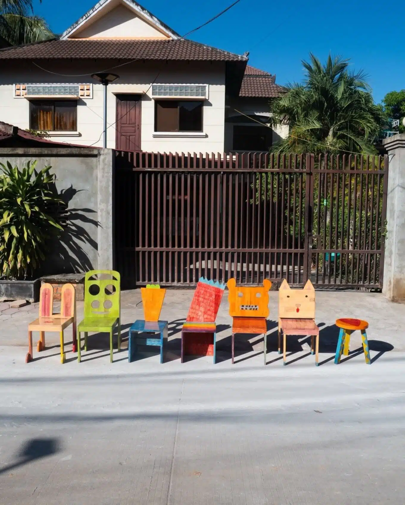 Dessiner sa propre chaise puis s'asseoir dessus : le projet participatif qui réunit design et pédagogie au Cambodge