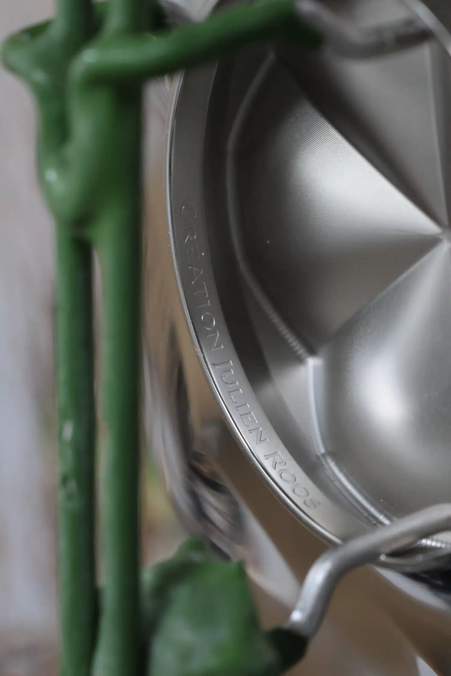 Orfèvrerie vivante : Julien Roos sculpte le métal pour Notre-Dame de Paris