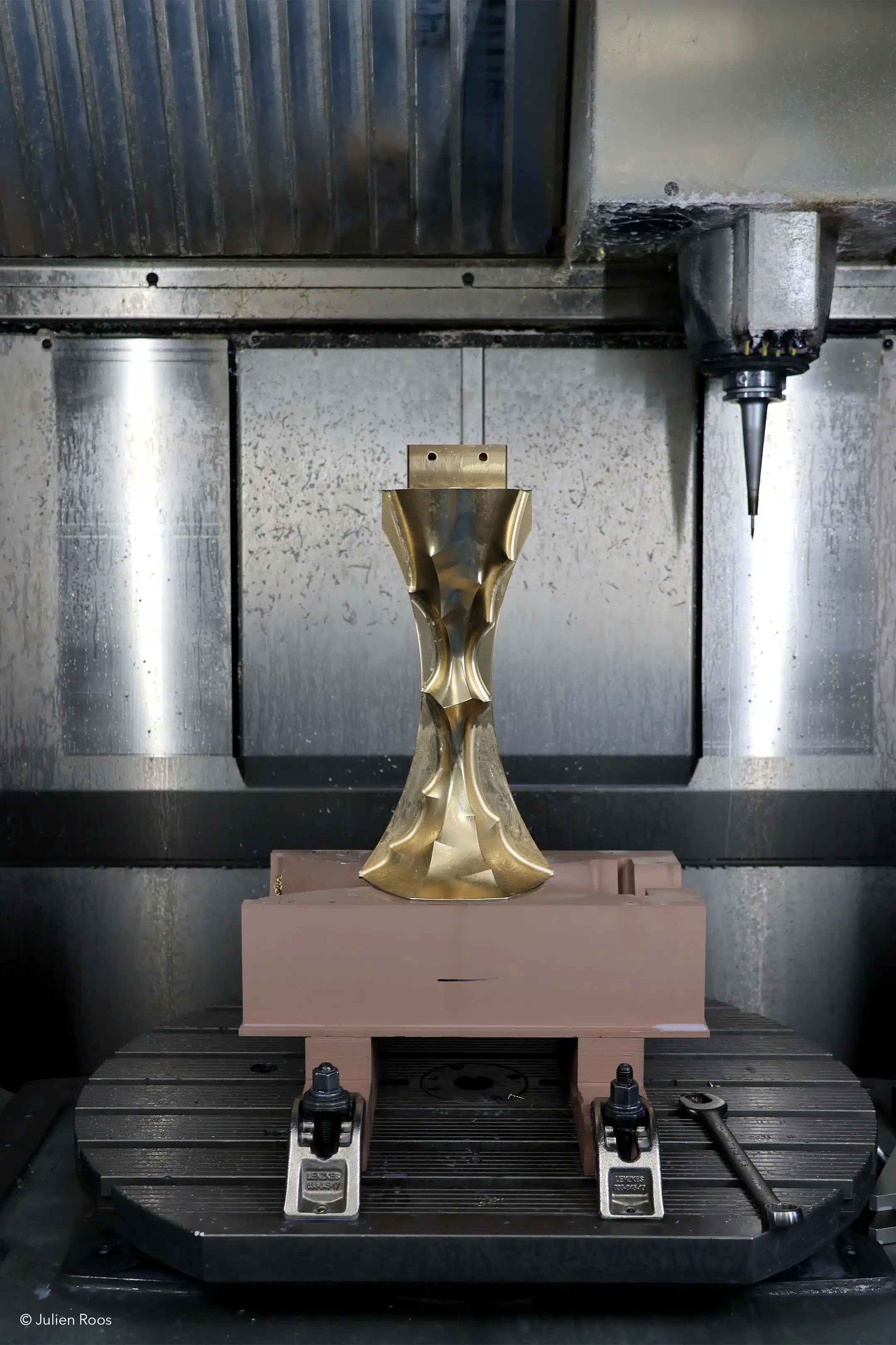 Orfèvrerie vivante : Julien Roos sculpte le métal pour Notre-Dame de Paris