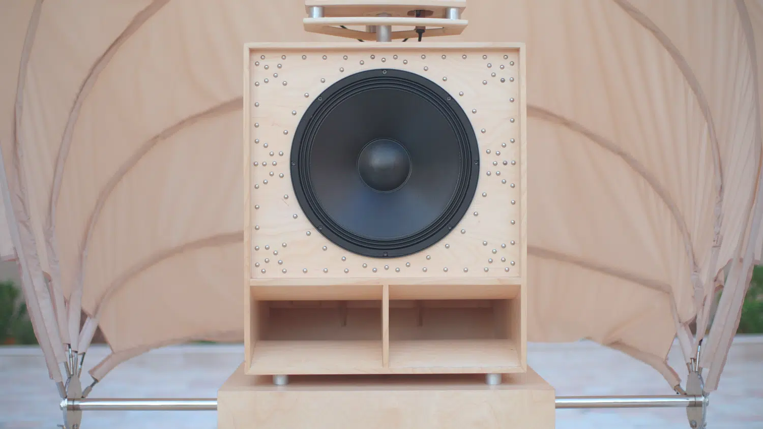 Emilieu Studio x Pikip Solar Speakers : un sound system solaire conçu pour le désert d'AlUla