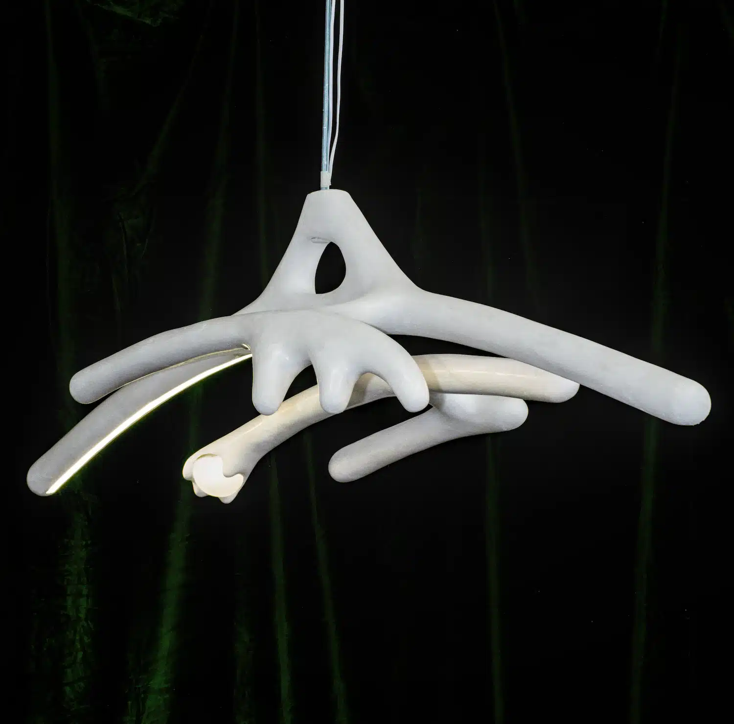 White Noise : quand le plâtre ciré sculpte la lumière et le mobilier