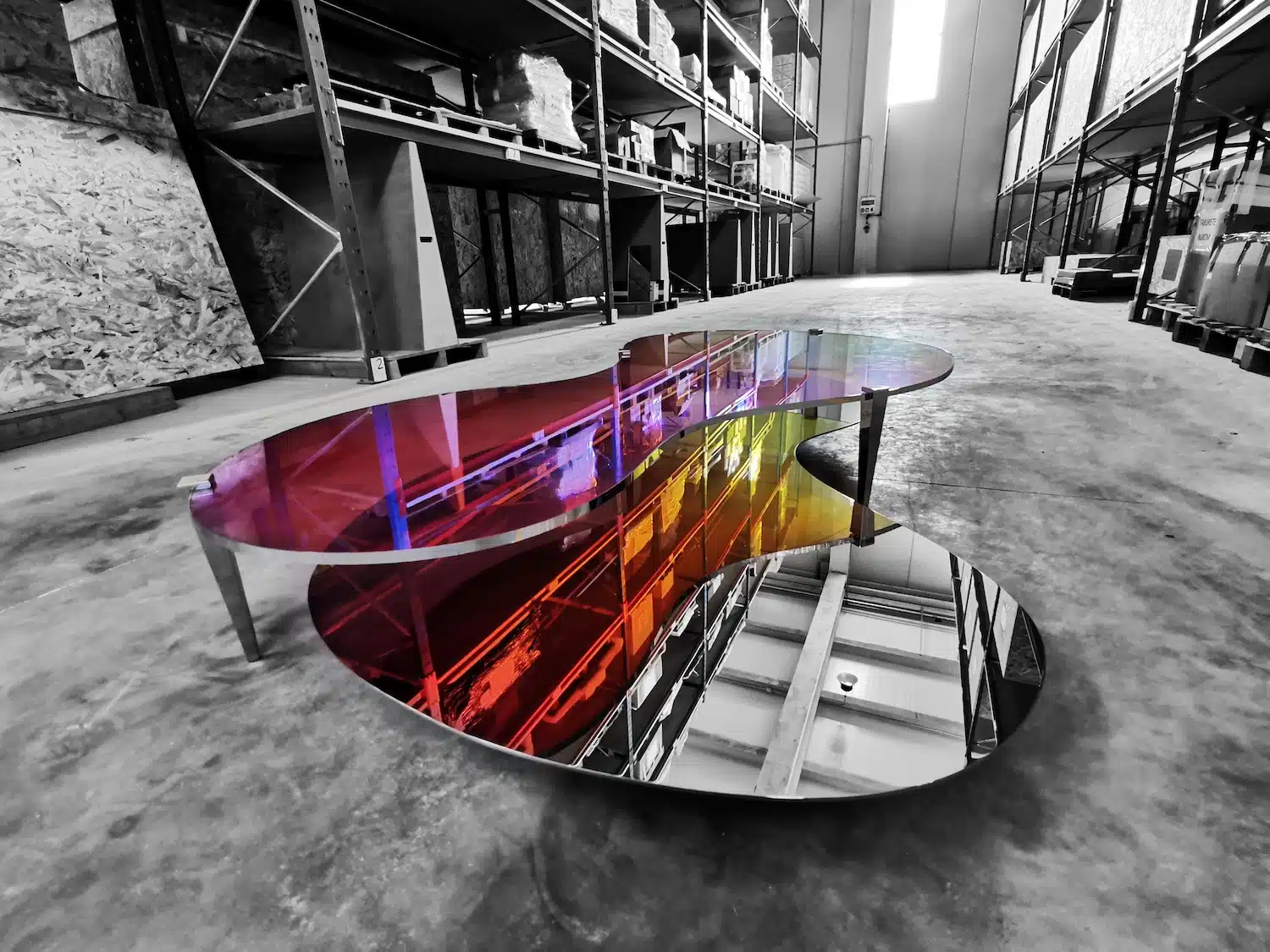 ODA LIK Variations : quand le verre dichroïque et l'acier poli jouent avec notre perception