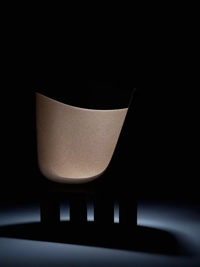 Materia Futura : Sebastian Renga imprime une chaise en bois recyclé et questionne la mémoire des formes