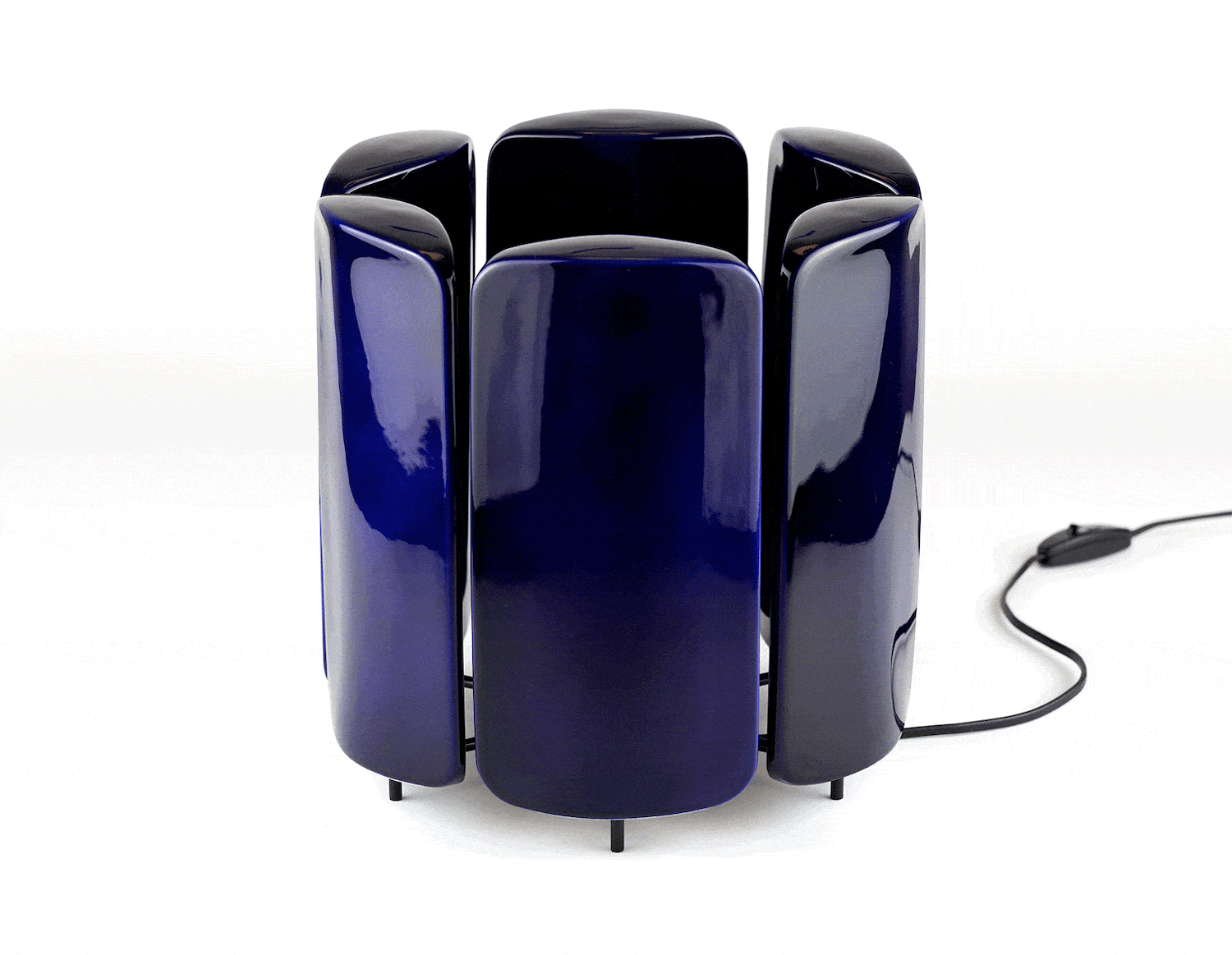 Paravent : la lampe de Marc Venot qui joue avec la porcelaine de Limoges et rend hommage à Eileen Gray Paravent : la lampe de Marc Venot qui joue avec la porcelaine de Limoges et rend hommage à Eileen Gray