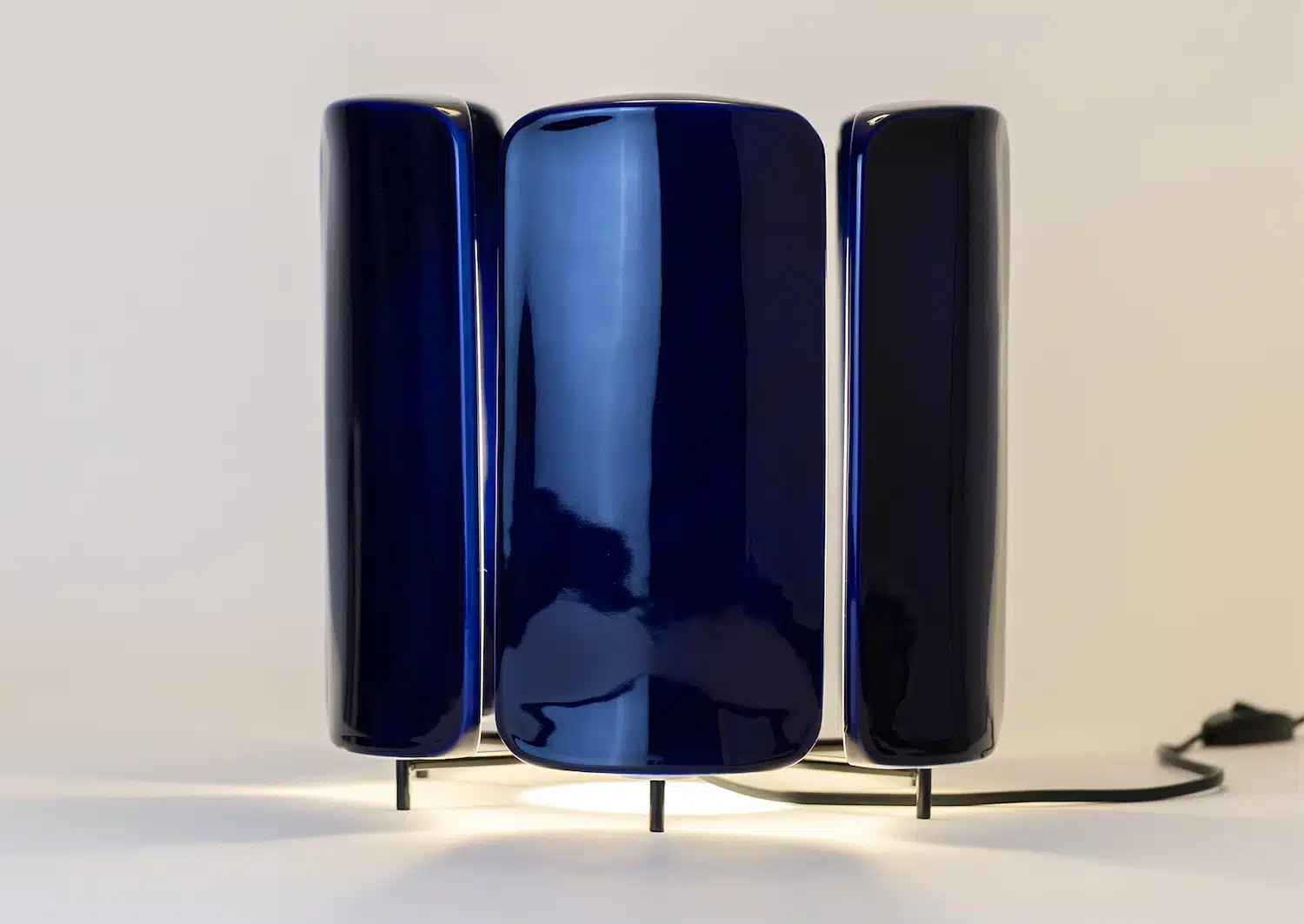 Paravent : la lampe de Marc Venot qui joue avec la porcelaine de Limoges et rend hommage à Eileen Gray Paravent : la lampe de Marc Venot qui joue avec la porcelaine de Limoges et rend hommage à Eileen Gray