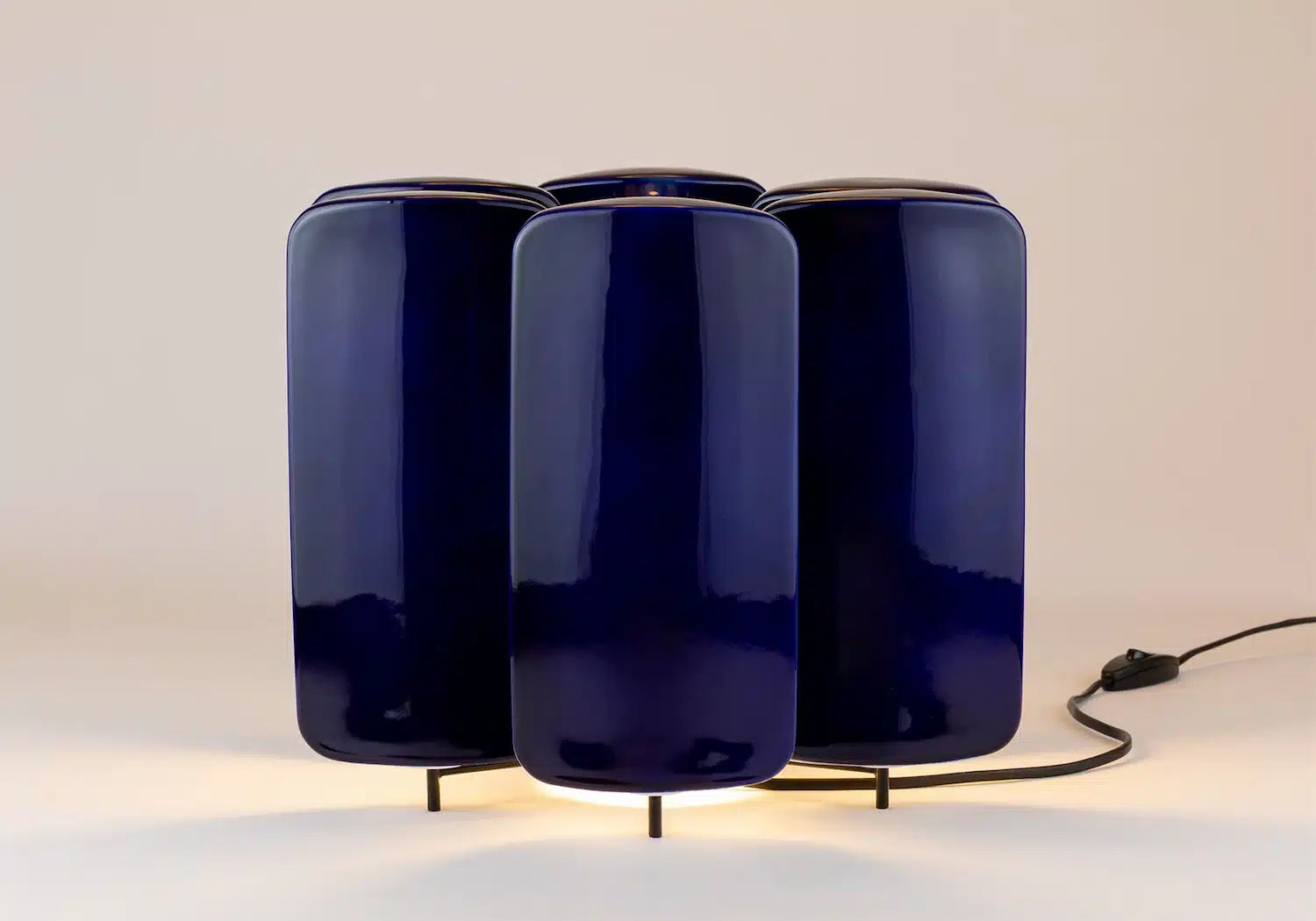 Paravent : la lampe de Marc Venot qui joue avec la porcelaine de Limoges et rend hommage à Eileen Gray