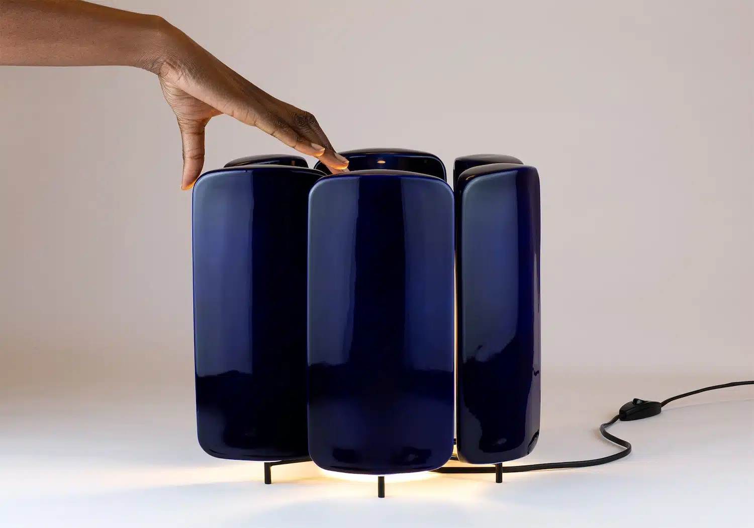 Paravent : la lampe de Marc Venot qui joue avec la porcelaine de Limoges et rend hommage à Eileen Gray Paravent : la lampe de Marc Venot qui joue avec la porcelaine de Limoges et rend hommage à Eileen Gray