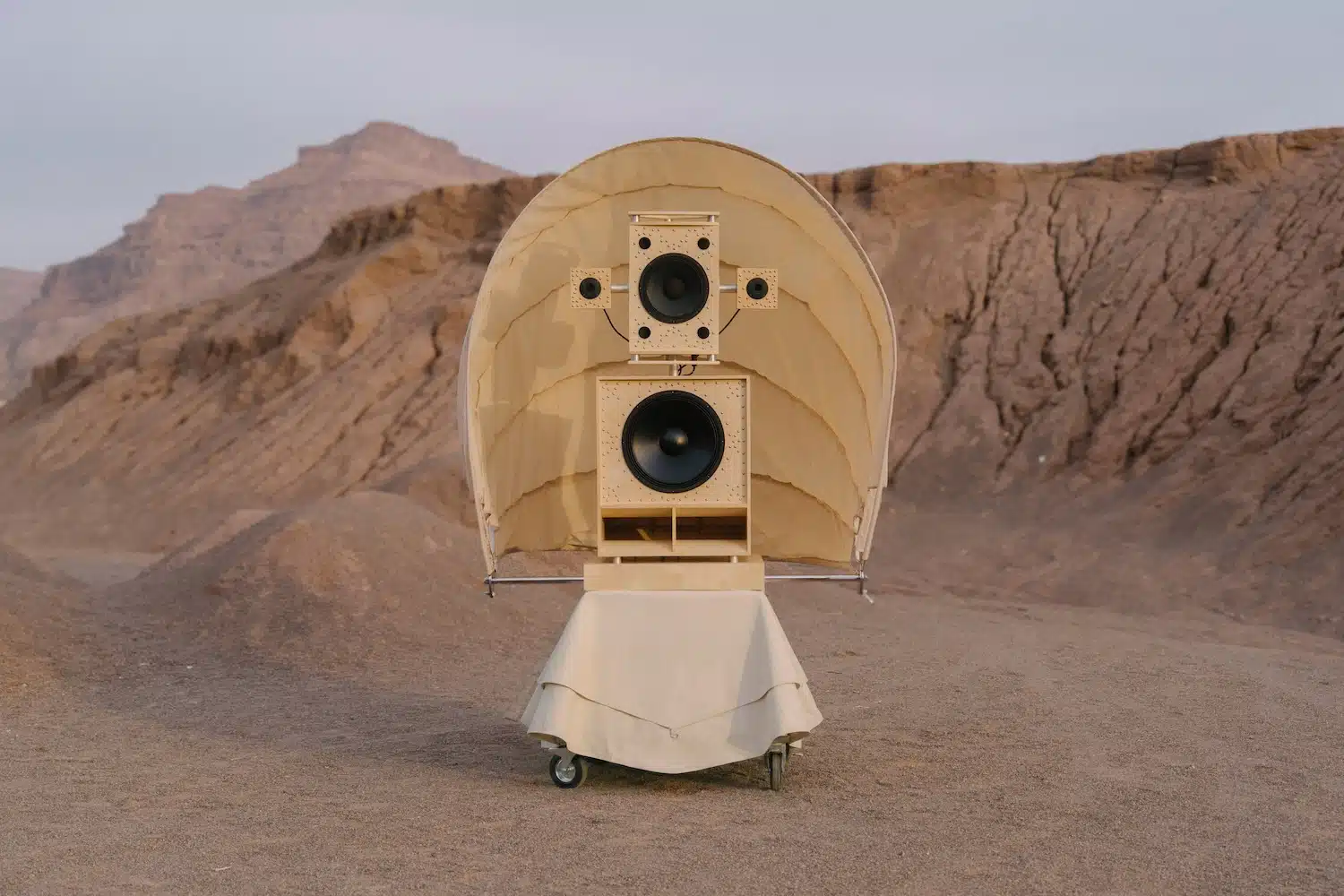 Emilieu Studio x Pikip Solar Speakers : un sound system solaire conçu pour le désert d'AlUla